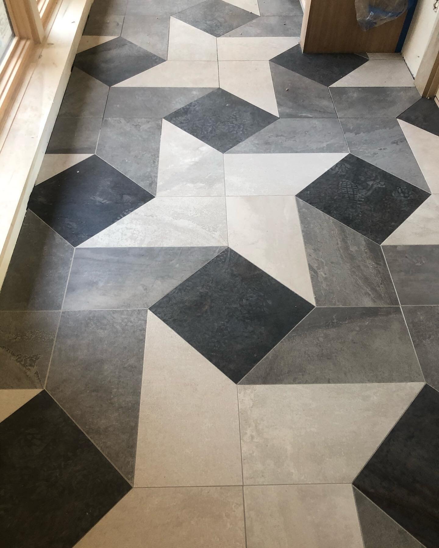 Custom cut pinwheel pattern bringing equality of all colors intermingled as one.
.
.
.
#tiledesign #tiletheworld #laticrete #tahoe #martiscamp #licensedcontractor #newconstruction #mountainhomes #tile #takepride #awardwinning #spectra1 #noexcuses #po