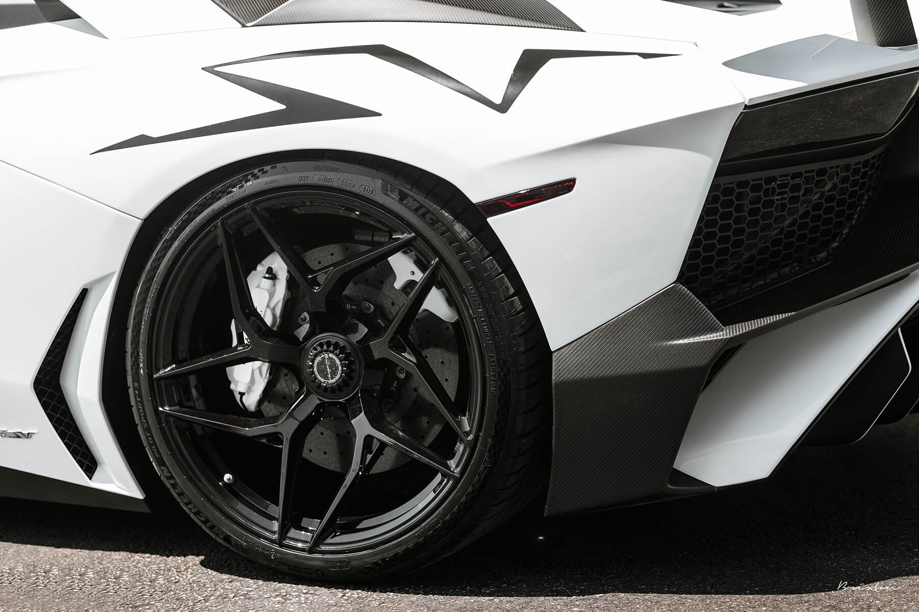 white-lamborghini-aventador-black-wheels-brixton-forged-pf5-concave-2-1800x1200.jpg