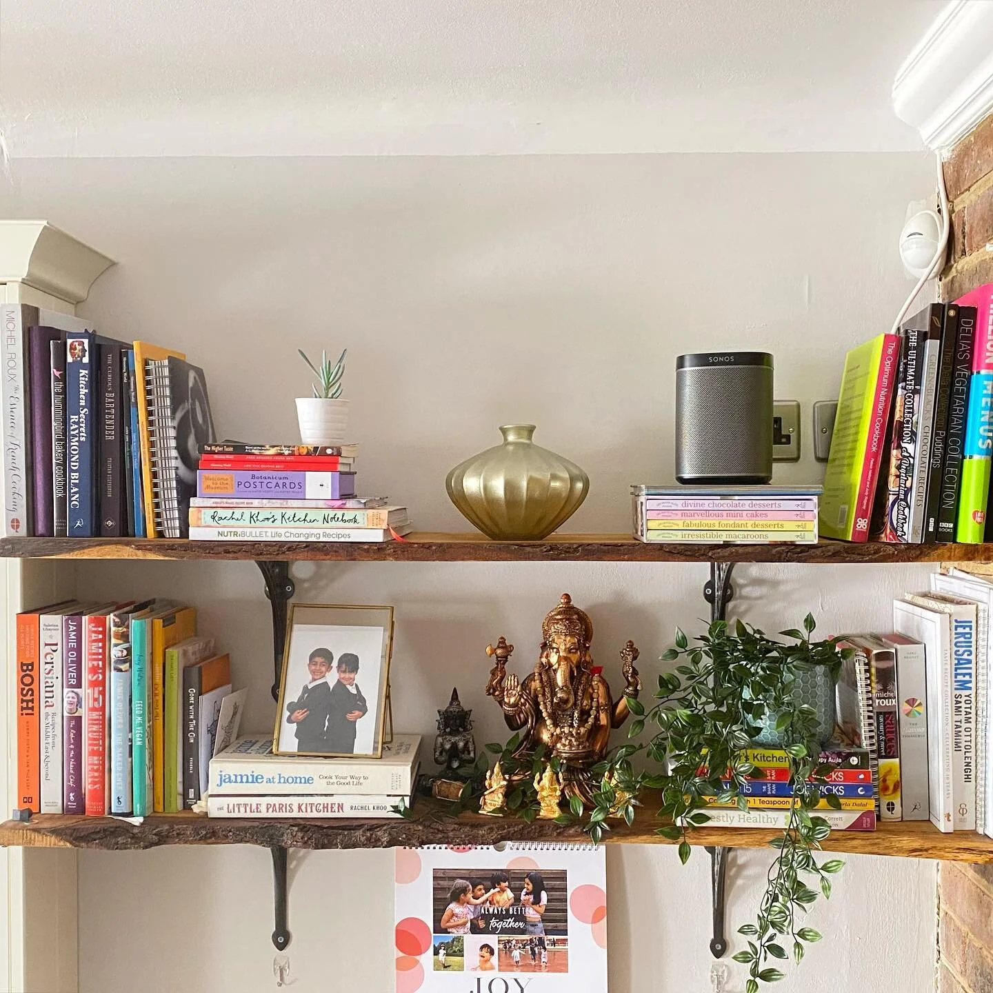 Saturday #shelfie 🙌🏽

How is everyone feeling today, a bit meh? Me too. 😒 wine 🍷 and chocolate 🍫 under a blanket me thinks 

📸: @vara_interiors @leenavara 

#shelfiesaturday #shelfiedecor #shelfstyling #cornerofmyhouse #myhomevibe #shelfielove 