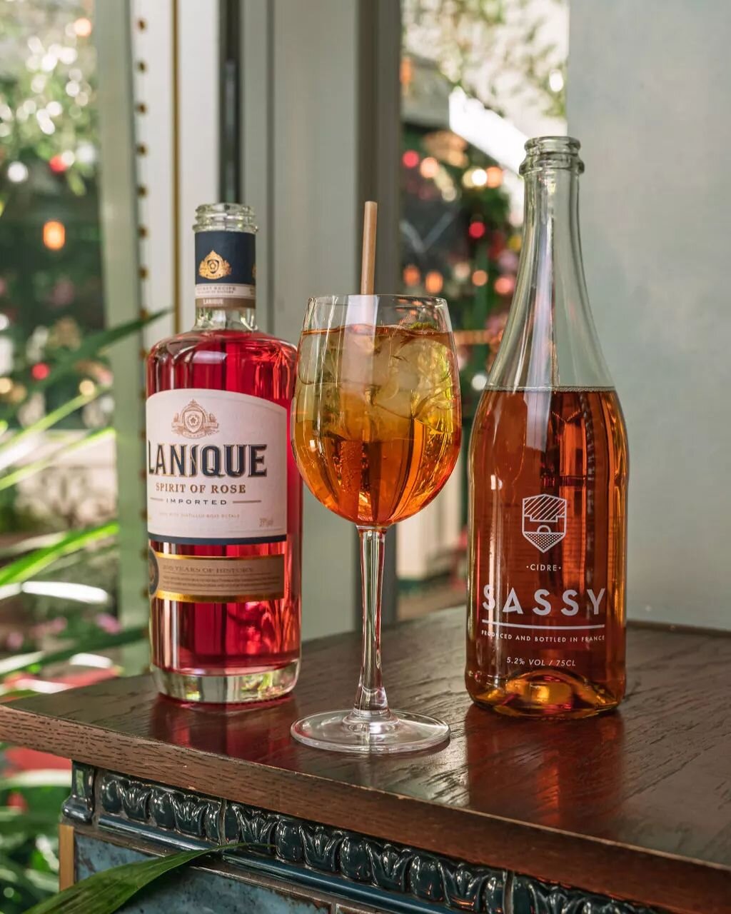 The perfect serve for this Bank Holiday Monday, Lanique and Apple Rose Spritz  @flightclubdarts ✨

125ml of @maisonsassy 🍎
25ml Lanique 🌹