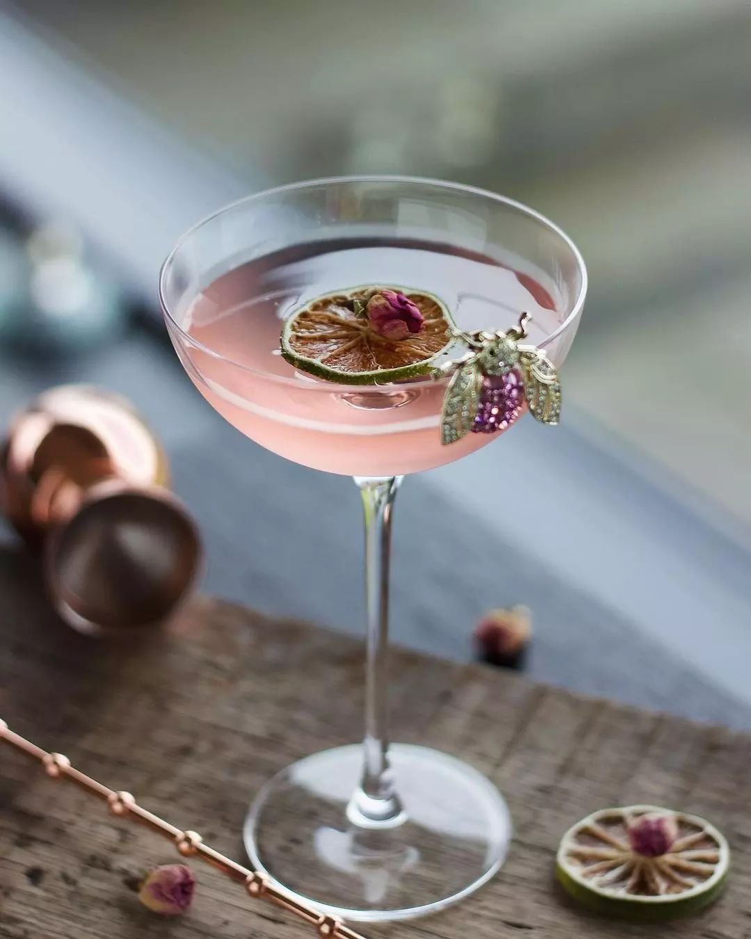 Transport yourself to the French Rivera with @thecocktail.blog's recent creation, the 'French Vanilla &amp; Rose' 🌹

45cl Gin @chardonbeni_gin 
1.5 cl White Vermouth
0.5 cl French Vanilla Syrup
0.5 cl Lanique
2 Dashes Lime Bitters