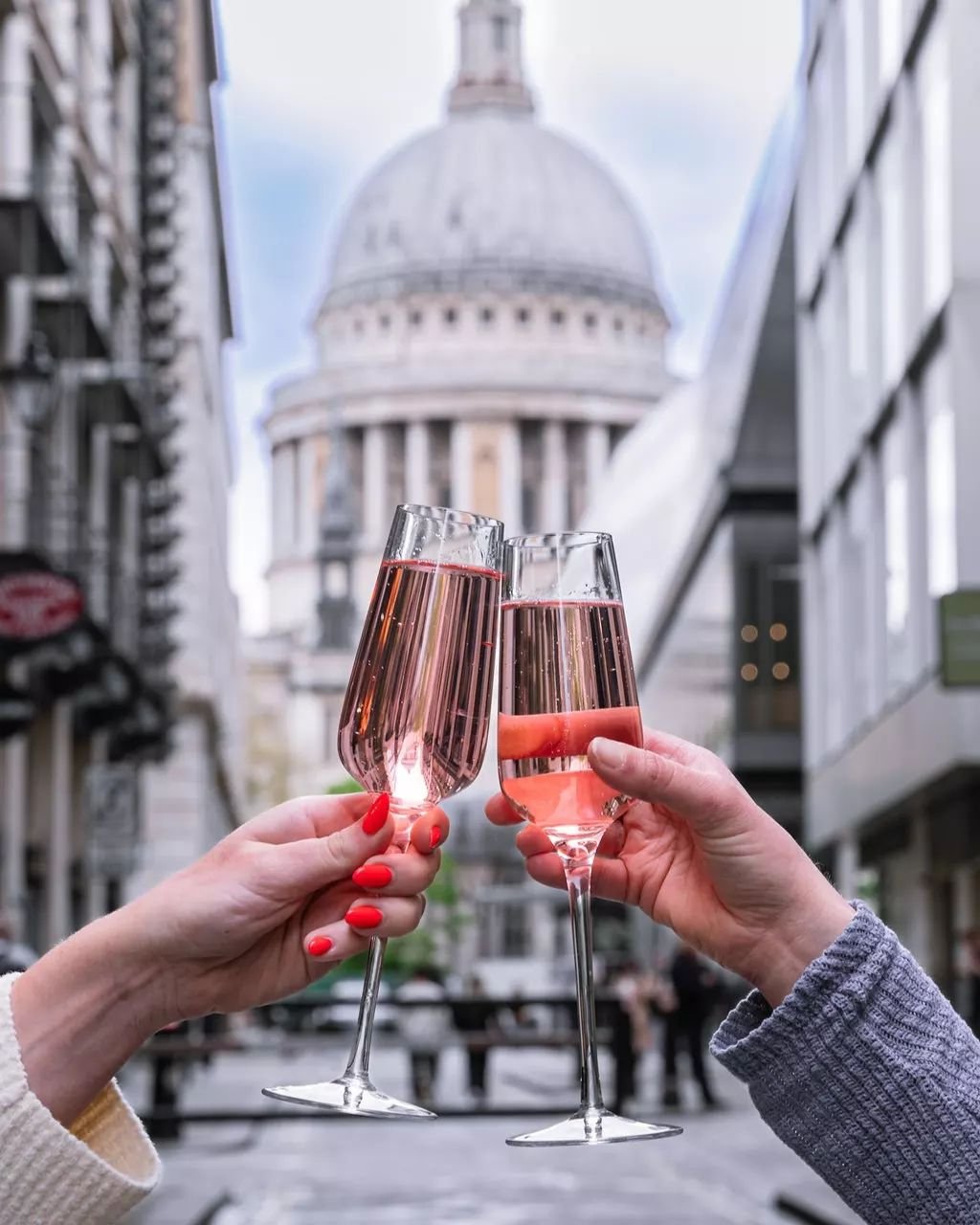 Cheers to kicking off the long bank holiday weekend with a pop and a clink 🍾🥂 #FizzFriday