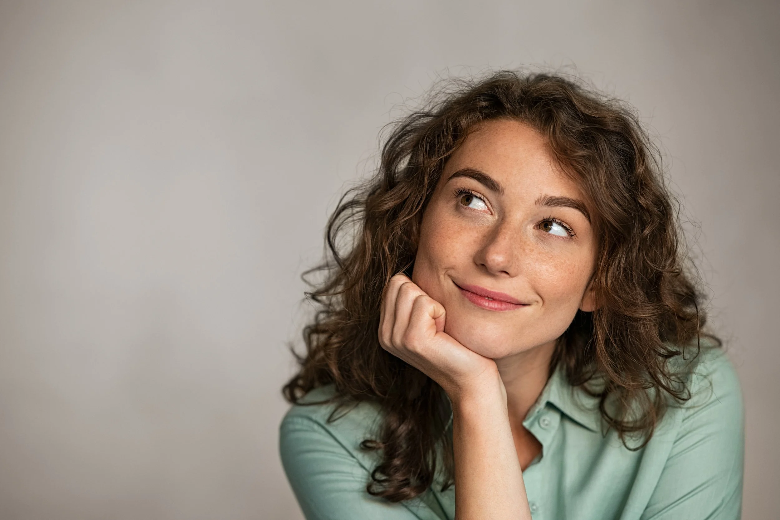 Junge Frau nachdenklich hoffnungsvoll