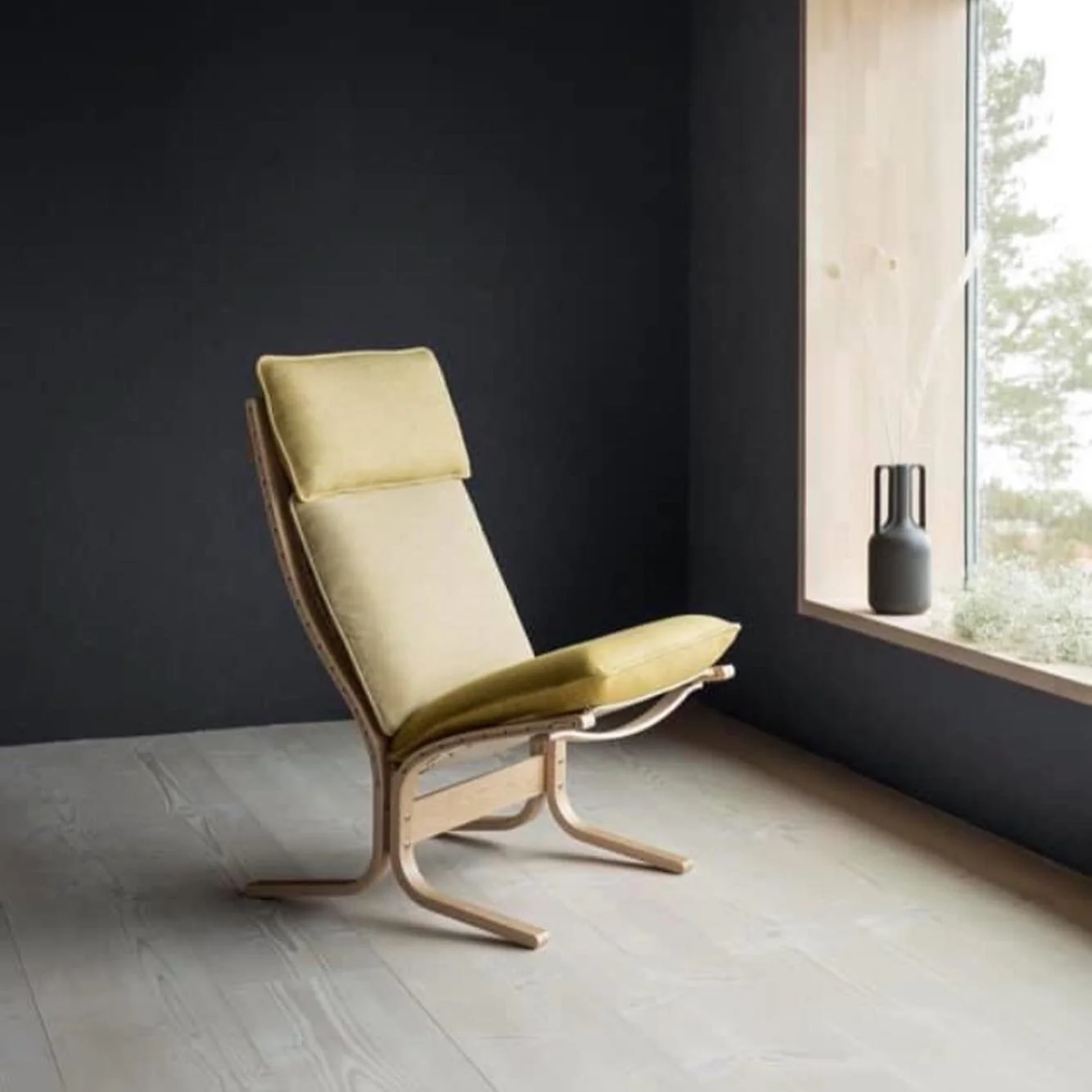 LK Hjelle har i 80 &aring;r produsert m&oslash;bler av ypperste kvalitet. Ingmar Relling (100 &aring;r i &aring;r) var en lidenskapelig designer som formet en rekke funksjonelle m&oslash;beldesign gjennom hans lange karriere. Han var ogs&aring; v&ari