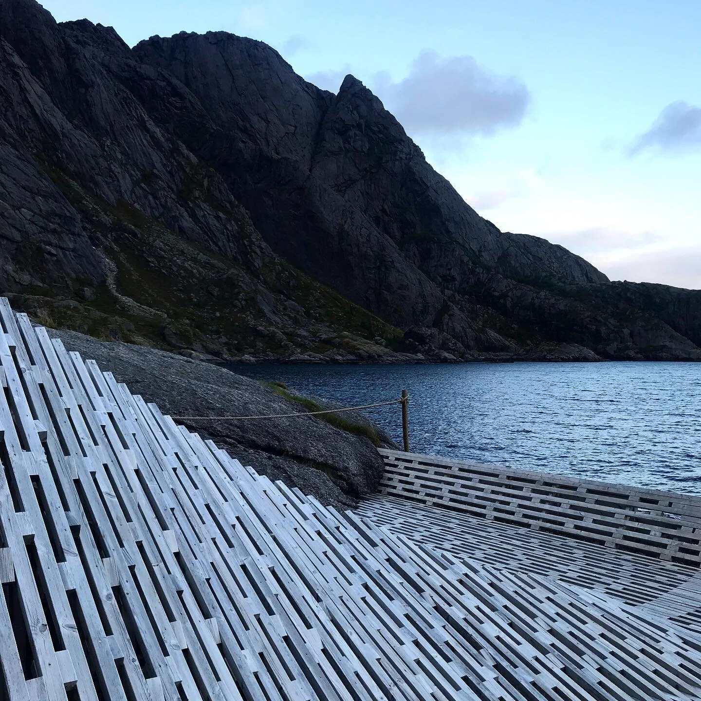 sauna og stamp i eit Lofoteneventyr #nusfjord #lofoten #luxurythenorwegianway #chixap&aring;tur #slowliving #articswim #polarplunge