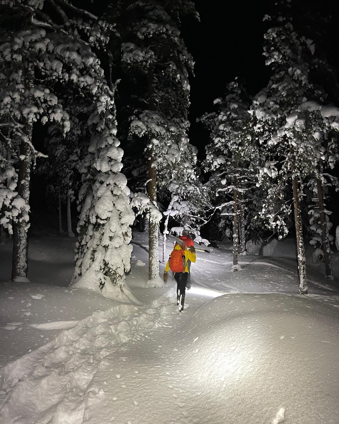 Ig&aring;r spenderade vi 2,5 timmar i skogen tillsammans med @alltidvilse. 3 personer med sn&ouml;skor + min hemgjorda sp&aring;rsladd sattes p&aring; prov. &Auml;ven v&aring;r navigeringsf&ouml;rm&aring;ga d&aring; vi ins&aring;g att vi vid ett till