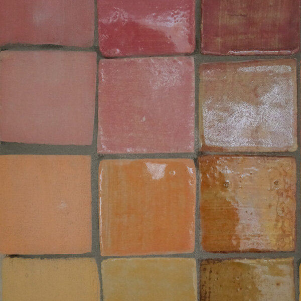 Glaze samples in the ceramics workshop of Werkschule e.V. help with the choice of colour.