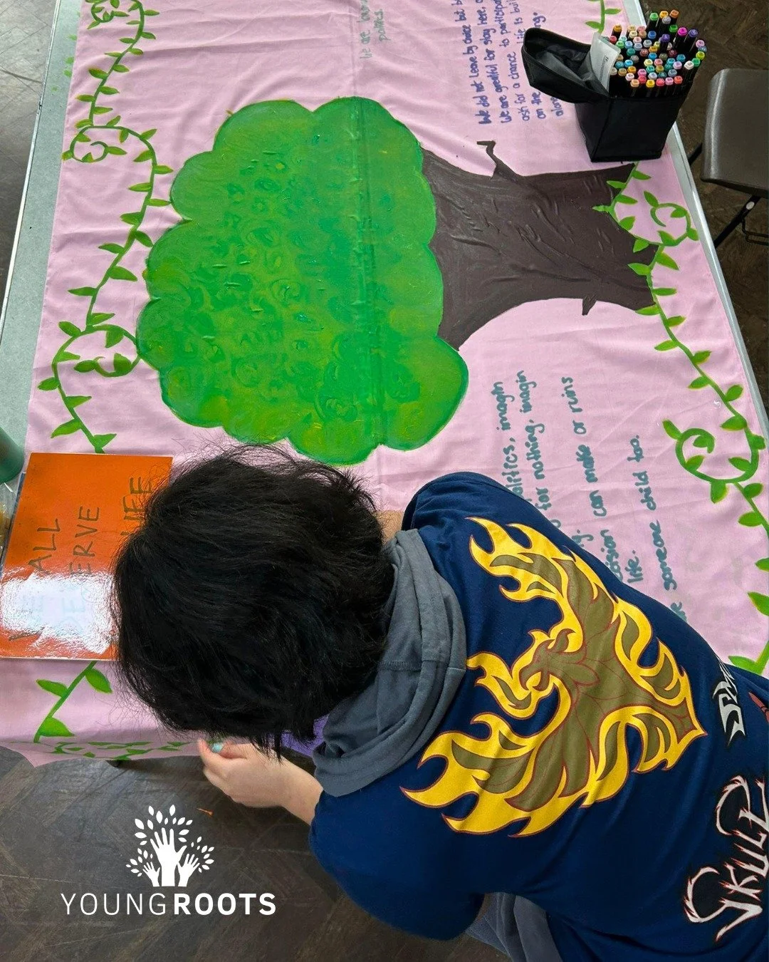 A behind‑the‑scenes look at banner‑making ahead of our event in Parliament.
Tomorrow, young people will meet MPs to talk about how policies affect their everyday lives and the changes they need to safely rebuild their futures. Their voices matter.
Ke