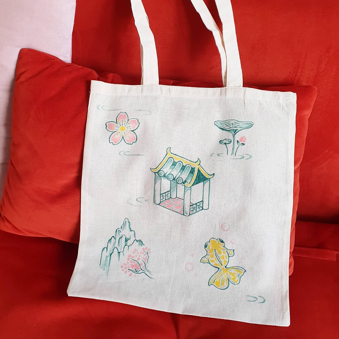 The last sneak peek of these hand painted tote bags before the fair. 🌸🍃
There will only be a few in very different styles, lets see how they do! 
If all goes well, I might do some from time to time and pop them online! 
.
.
.
#illustration #totebag