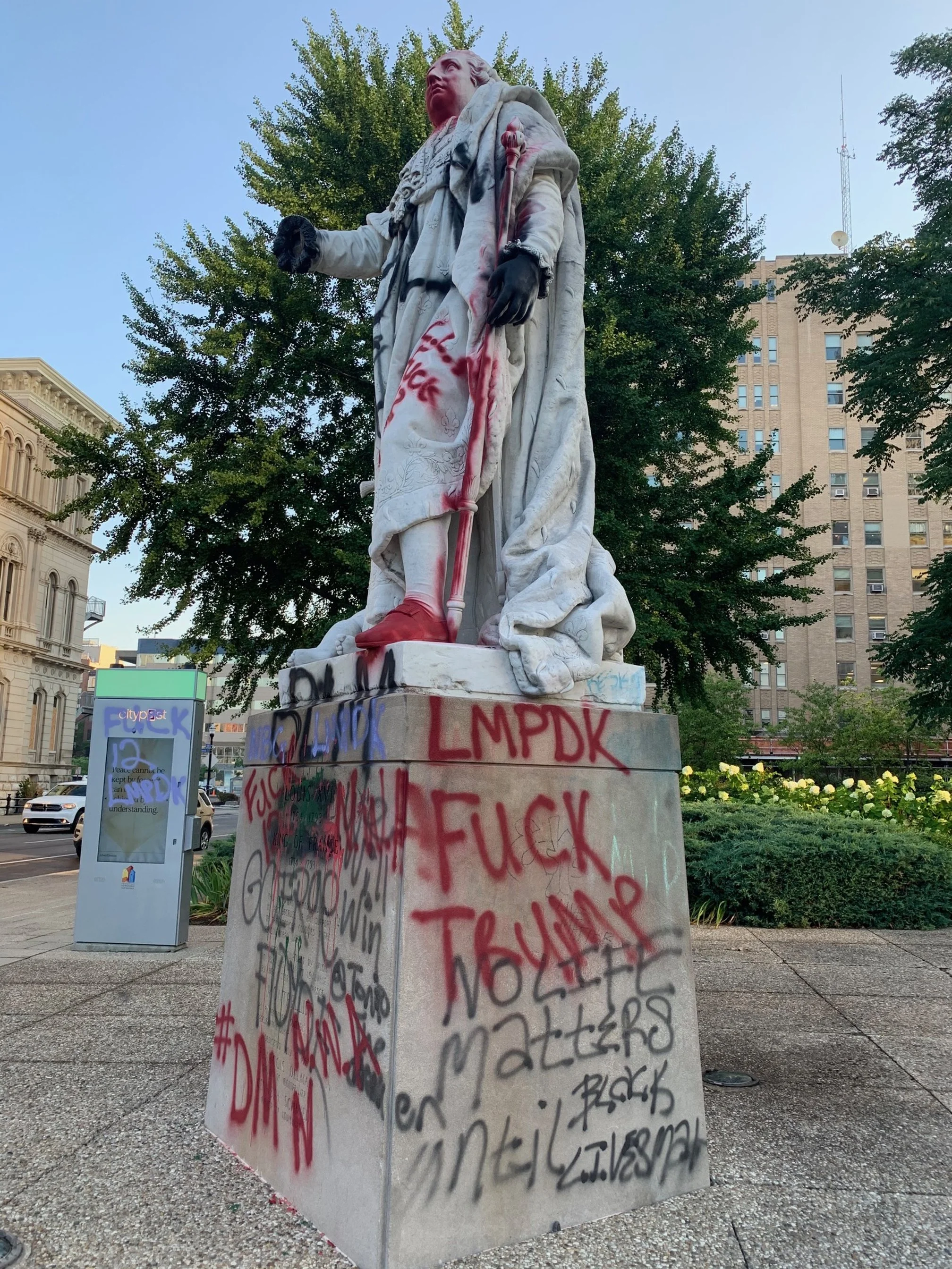 03.4 Graffiti Louis XVI.jpg