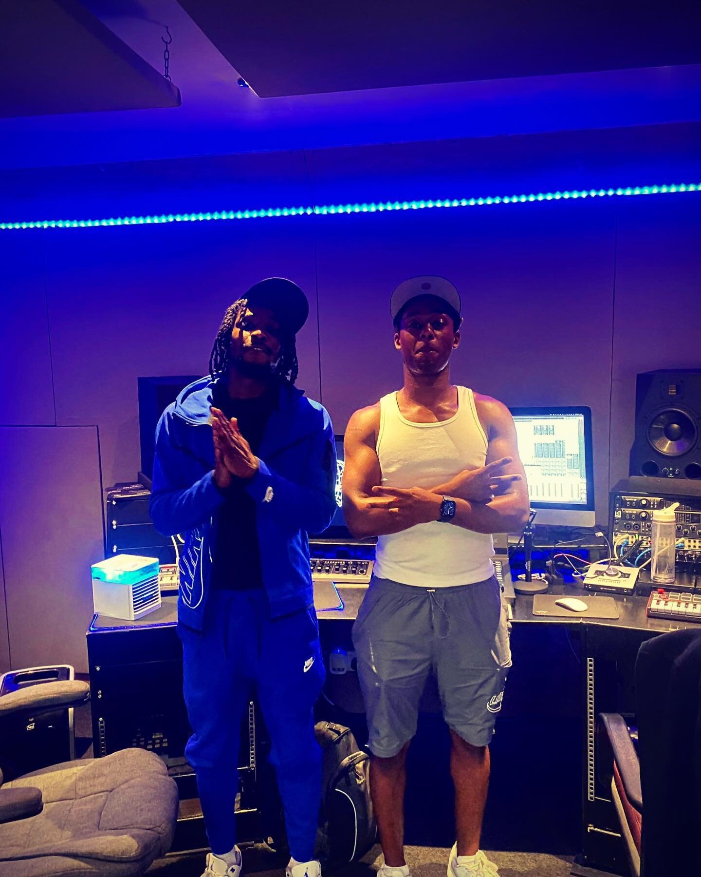 Hold tight @youngtmusic @bugseymusic creating in the space&hellip; 🎙️

@akadeekay1 on the buttons 🎚️

Get in for discreet and private recording sessions&hellip; @dtrstudios1 

#nueman #universalaudio #neveaudio #nottinghammusic #recordingstudios