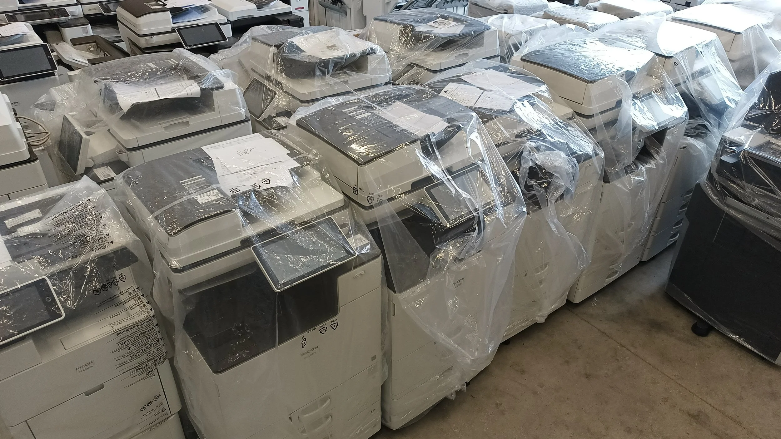 Photocopieurs reconditionnés par Digitalsace : vue des stocks en notre atelier de Bergheim