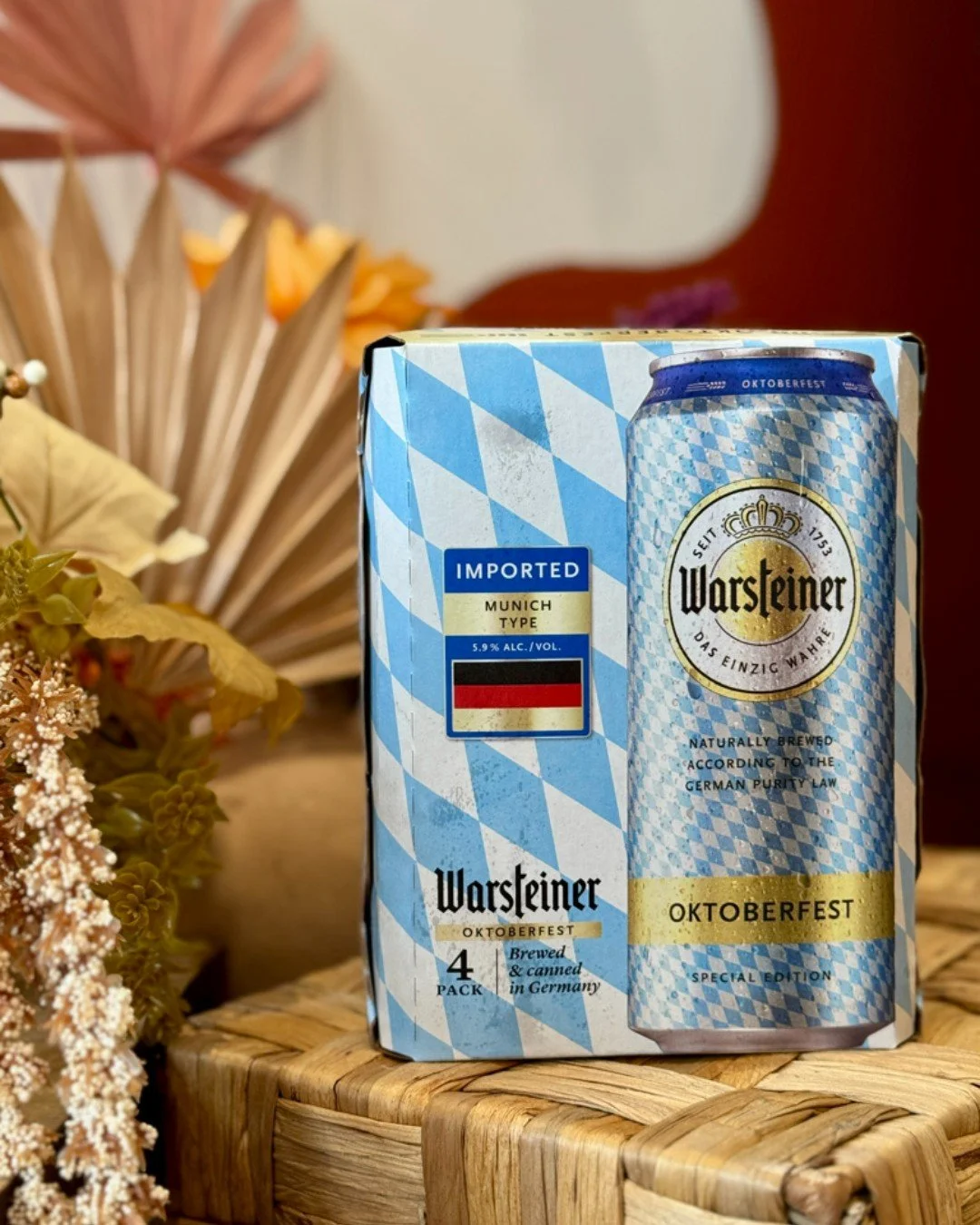 Weekend plans = Oktoberfest at home. Stock up on Warsteiner Festbier, grab some pretzels, and call your friends. 🥨🍺

📸: @book_rapp