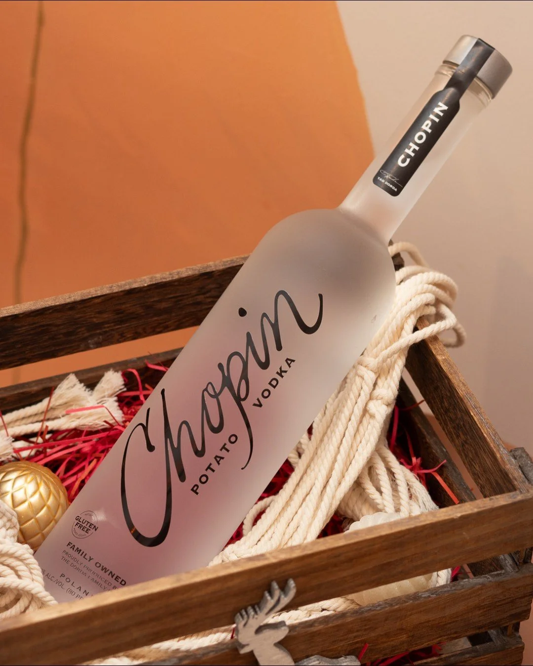 The only thing better than mistletoe? A martini that makes you kiss-ready. 😘🍸

Mistletoe Martini
&bull; 1 &frac12; oz. Choplin Vodka (grab it at Girard Craft &amp; Cork!)
&bull; &frac12; oz. St. Elder
&bull; 2 oz. Cranberry Juice
&bull; &frac12; oz