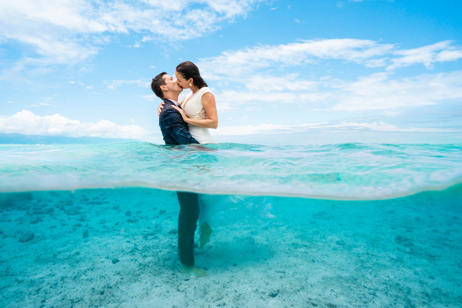 Couple de marié photographié à Moorea dans le lagon de Temae