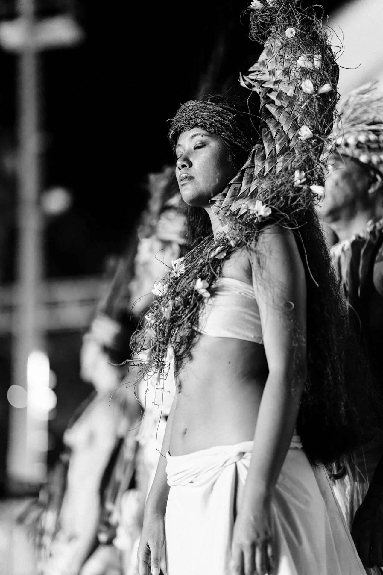 danseuse polynésienne en concentration avant le show culturel