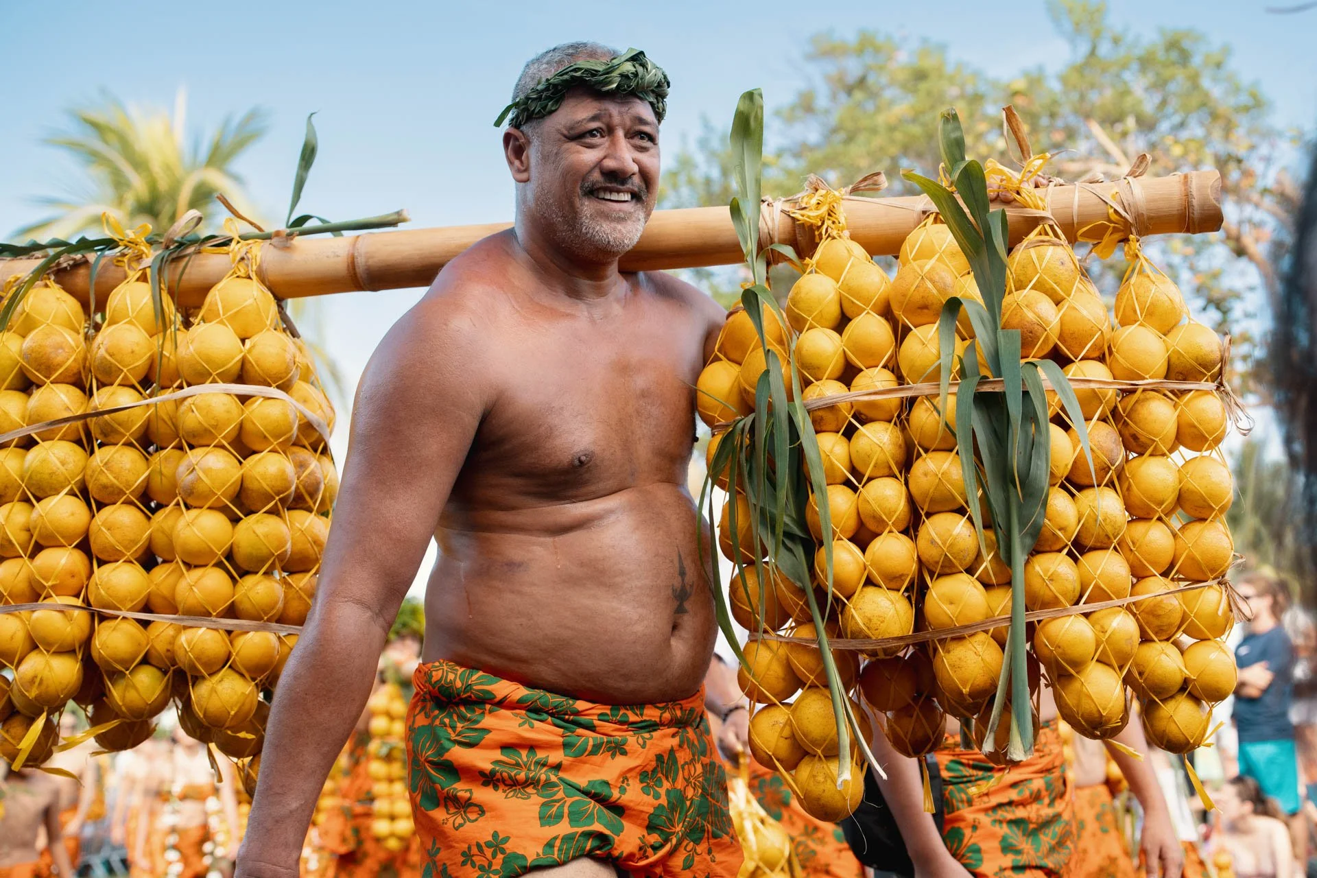 Porteur d'orange emblématique de la ville de punaauia a tahiti

