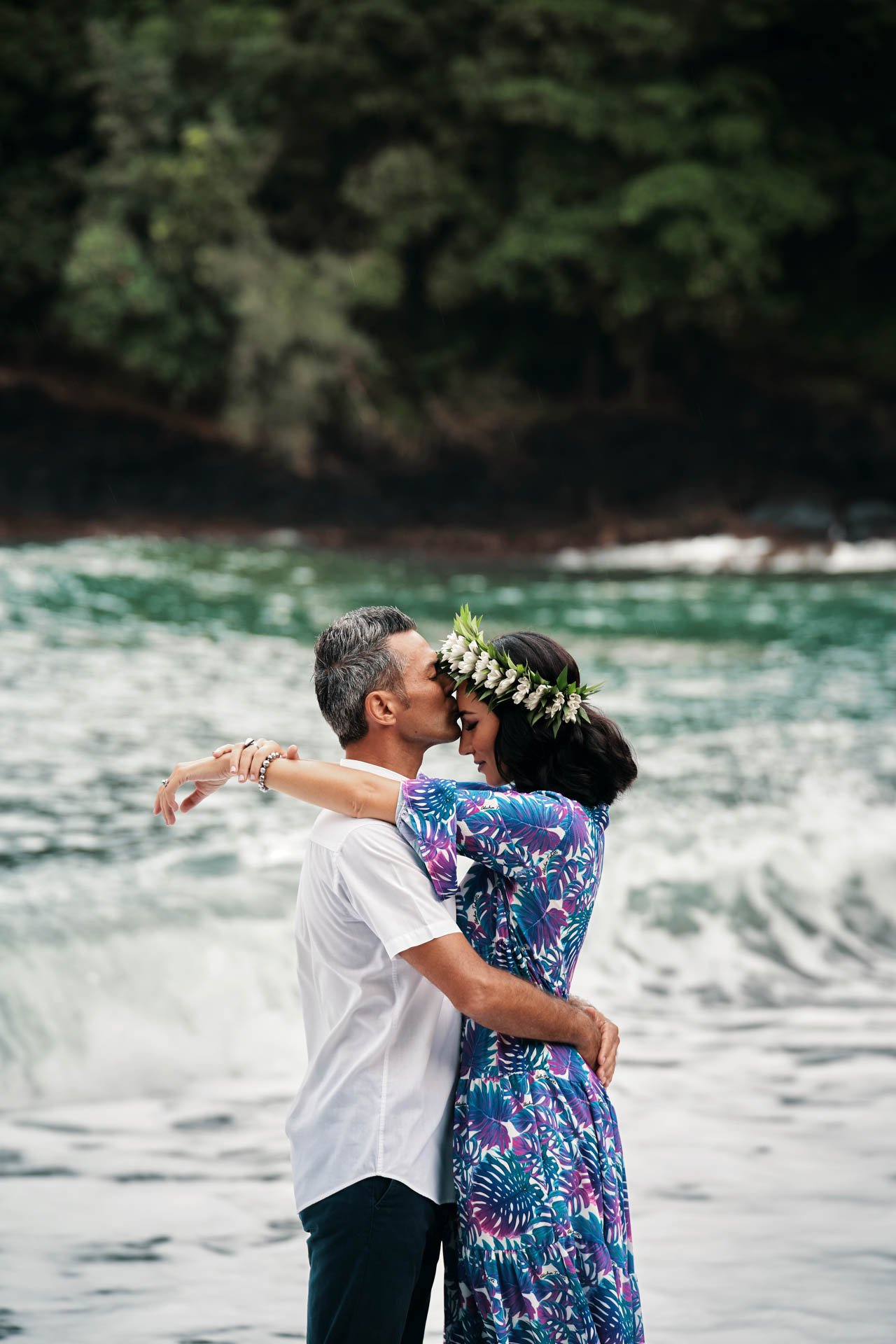 Couple sur une plage de sable noir de Tahiti