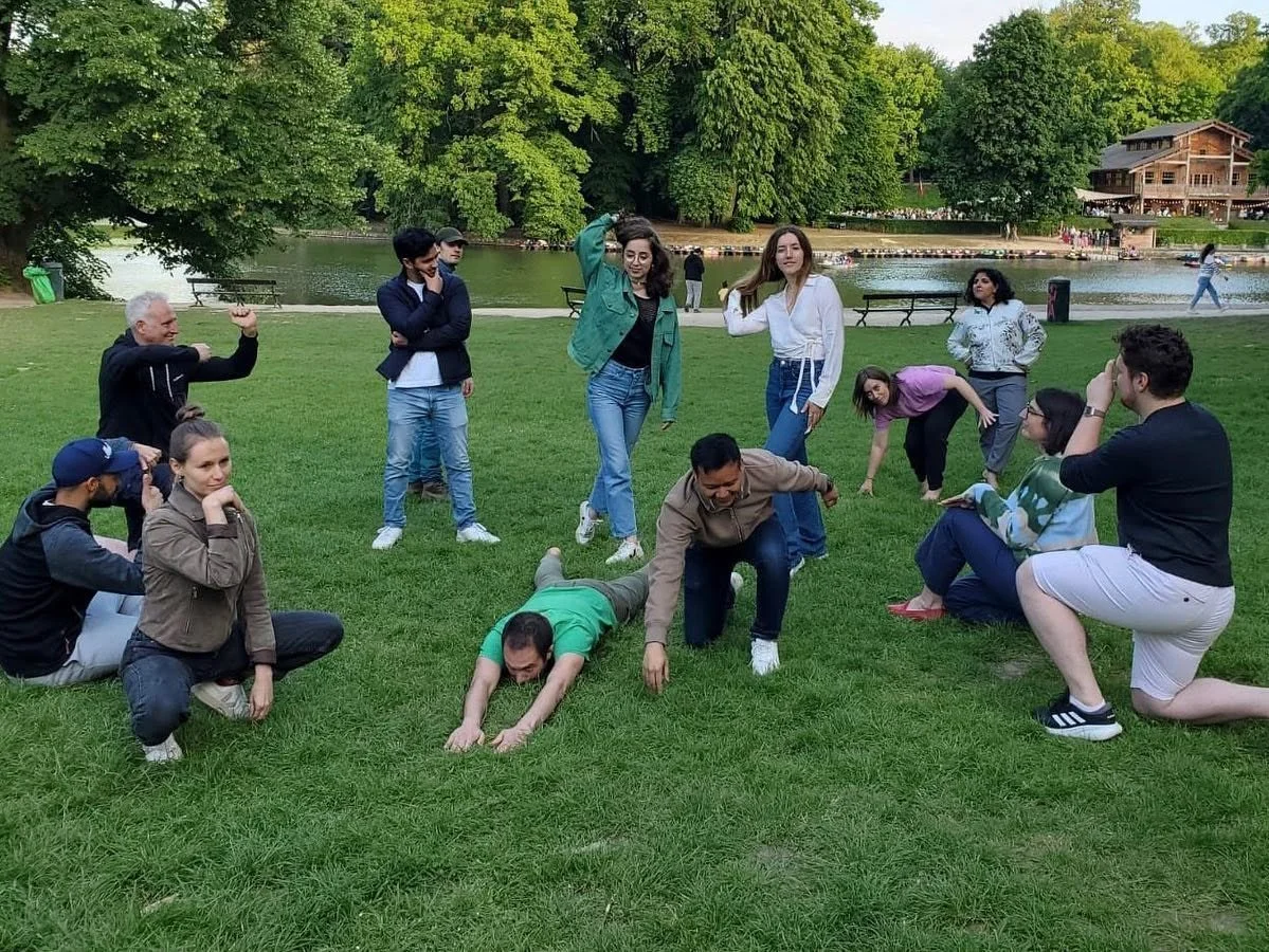 Happy people improvising in the parc with Impro Brussels