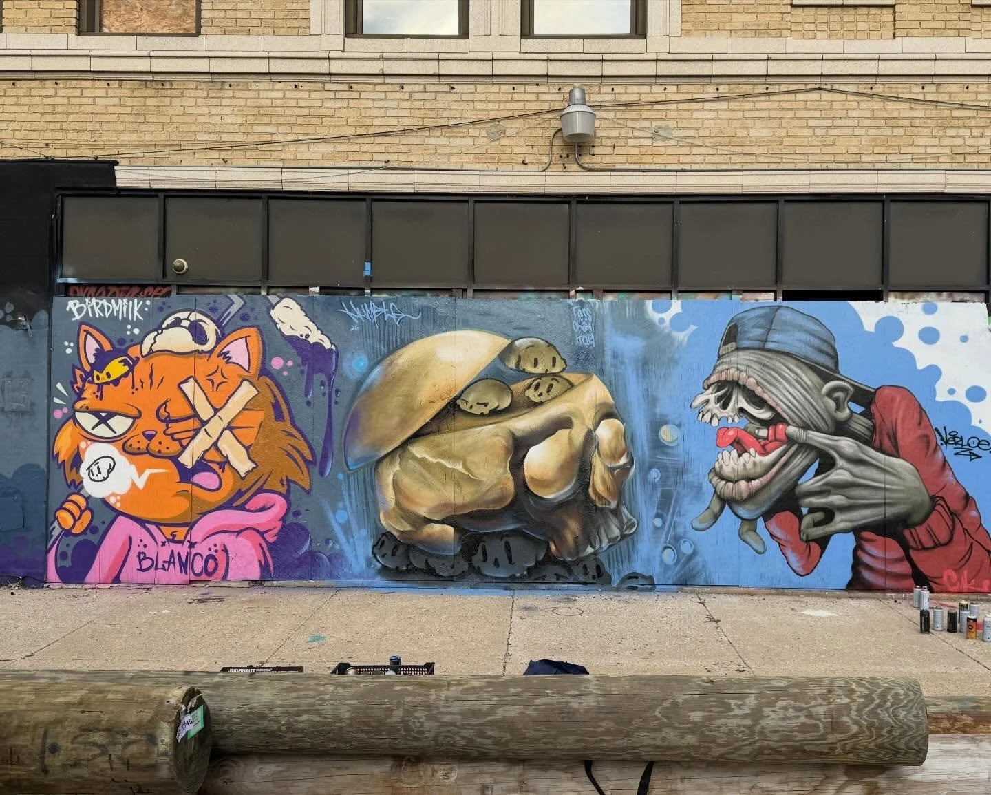 Fridays are for painting with the boys. @humblemakesart made it down to chicago for the weekend and we hit this little five hour jammer at congress with tunes, scraps and hounds.
.
Followed by a sick show by @bilmuriband at Aragon.🦅🦅🦅🦅
.
Tonight 