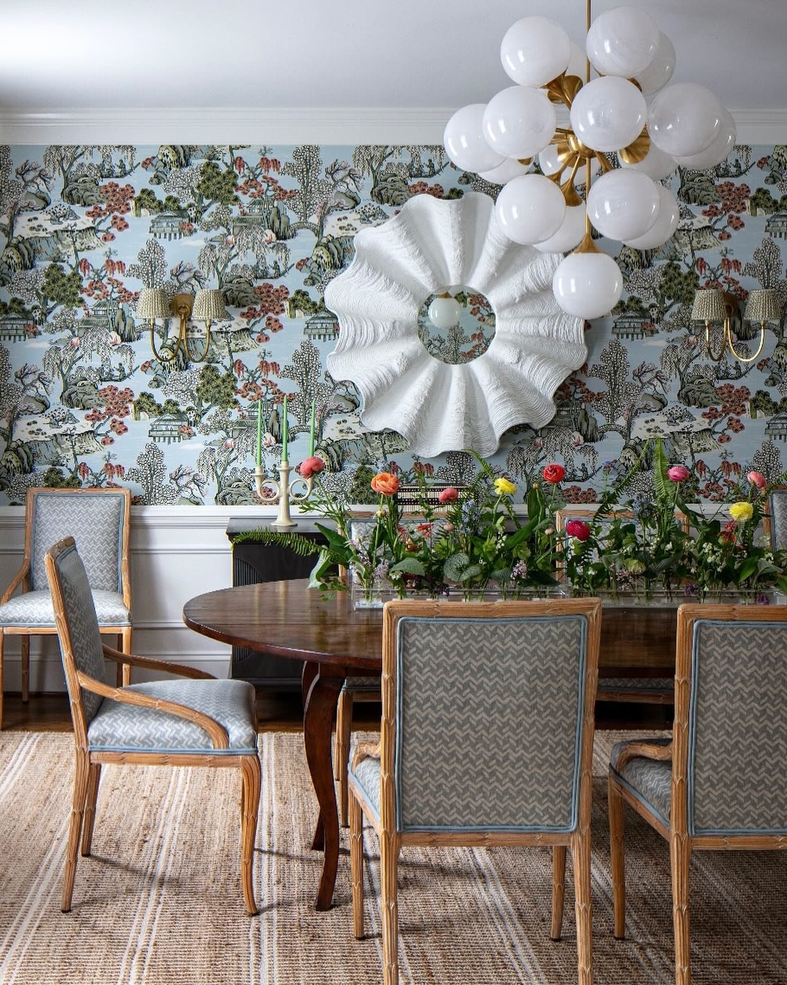 A happy dining room made beautiful with Garden Week flowers. The paper was already in the home and we infused elements that made the room feel like home for our client ❤️
.
.
.
📷 @gordongregoryphoto