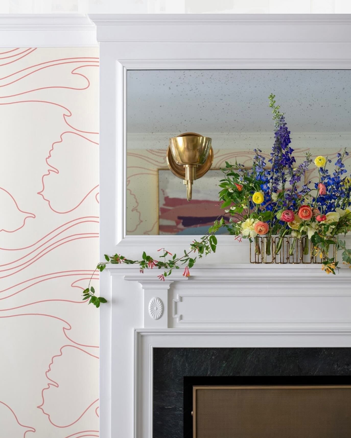 An antique mirror panel over a fireplace is always a good idea.
.
.
.
📷 @gordongregoryphoto 
🏠 @hjholtzandson 
📐 @mortarandthatch 

#southerndesign #southernliving #mural #quadrille #antiquemirror #urbanelectricco