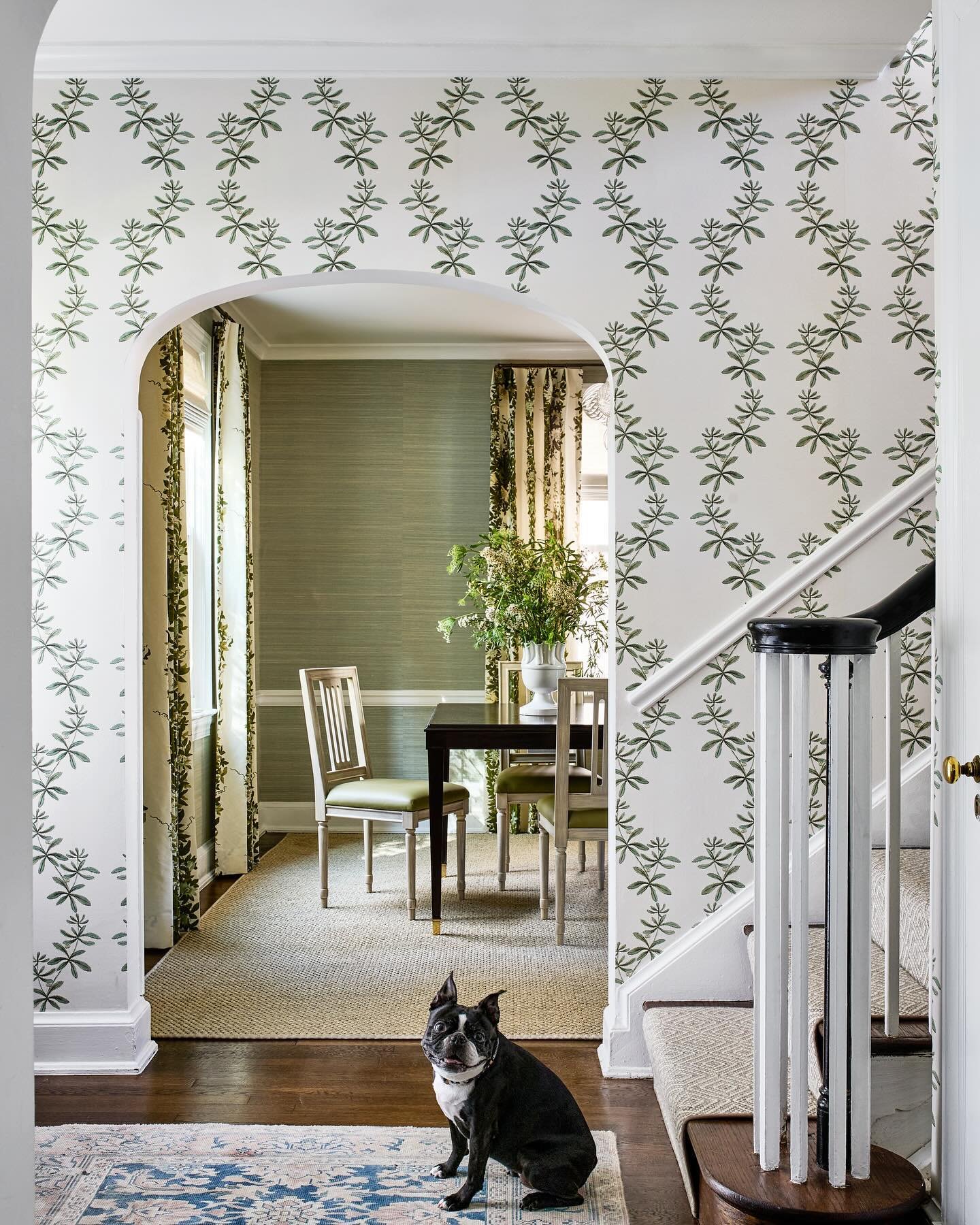 This is how we do &ldquo;secret garden&rdquo;🪴 
.
.
.
📷 @stacyzaringoldberg 
🌸 @janecookstyling 

#southerndesign #southernliving #freshtraditional #interiorinspo #timelessdesign #allaboutthemix #foyer #wallpaper