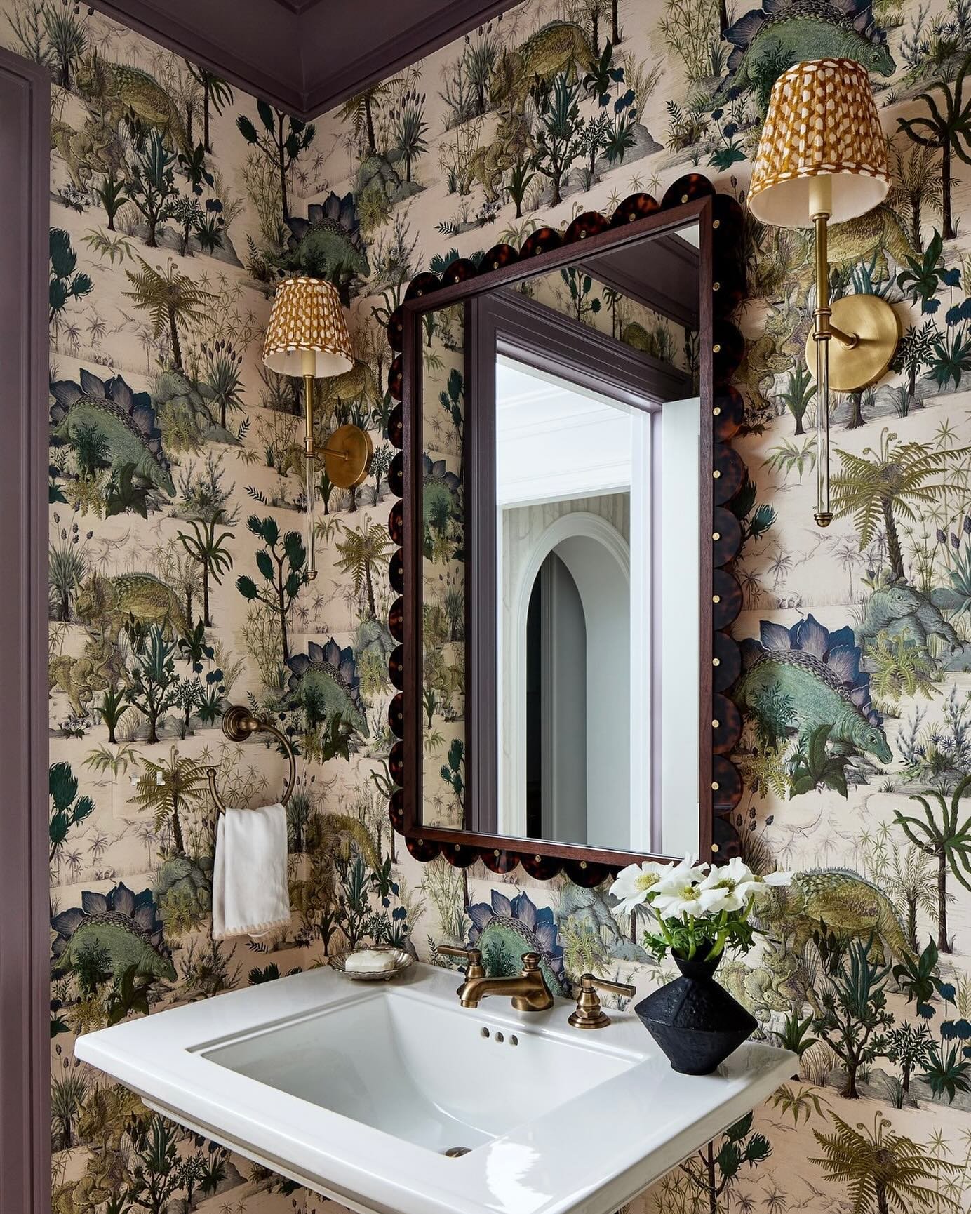 Dino powder room dreams do come true 🦕 
.
.
.
📷 @stacyzaringoldberg 
🌸 @francesfinds 
👷 @structure.home.reinvented 

#southerndesign #southernliving 
#freshtraditional #interiorinspo #timelessdesign #powderroom #wallpaper