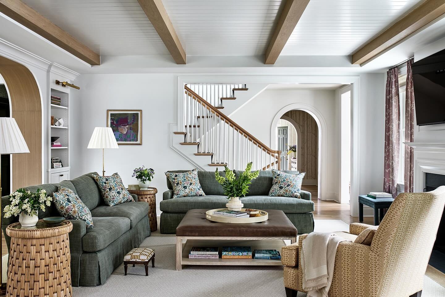 A family room made for holidays ❤️
.
.
.
#southernliving #homeandliving #newtraditional