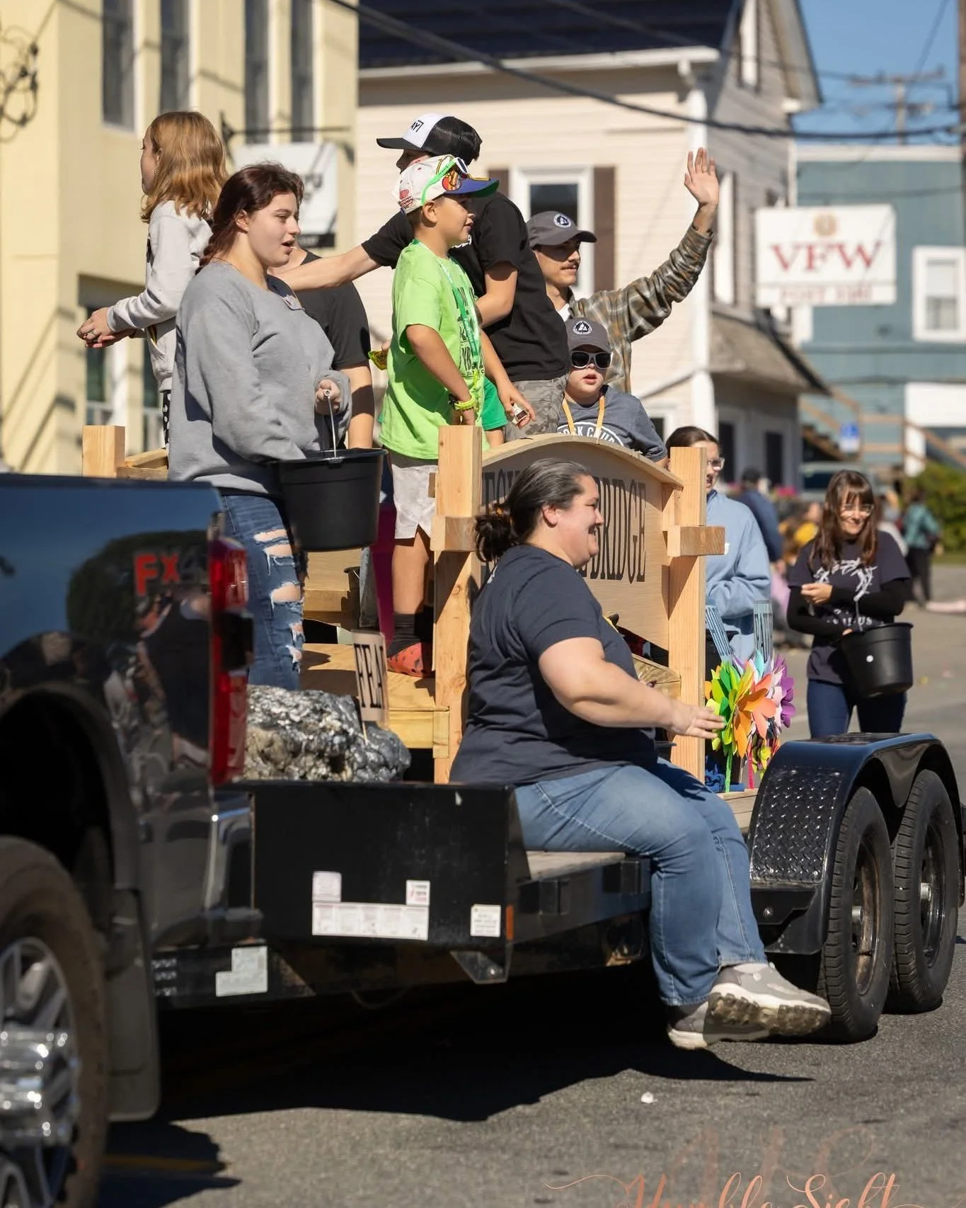 A few more moments captured from this weekend's Old Town Riverfest 😁📸 Thank you to all who volunteered to be on our float!! And don't forget - Jesus is the bridge 🙌❤️