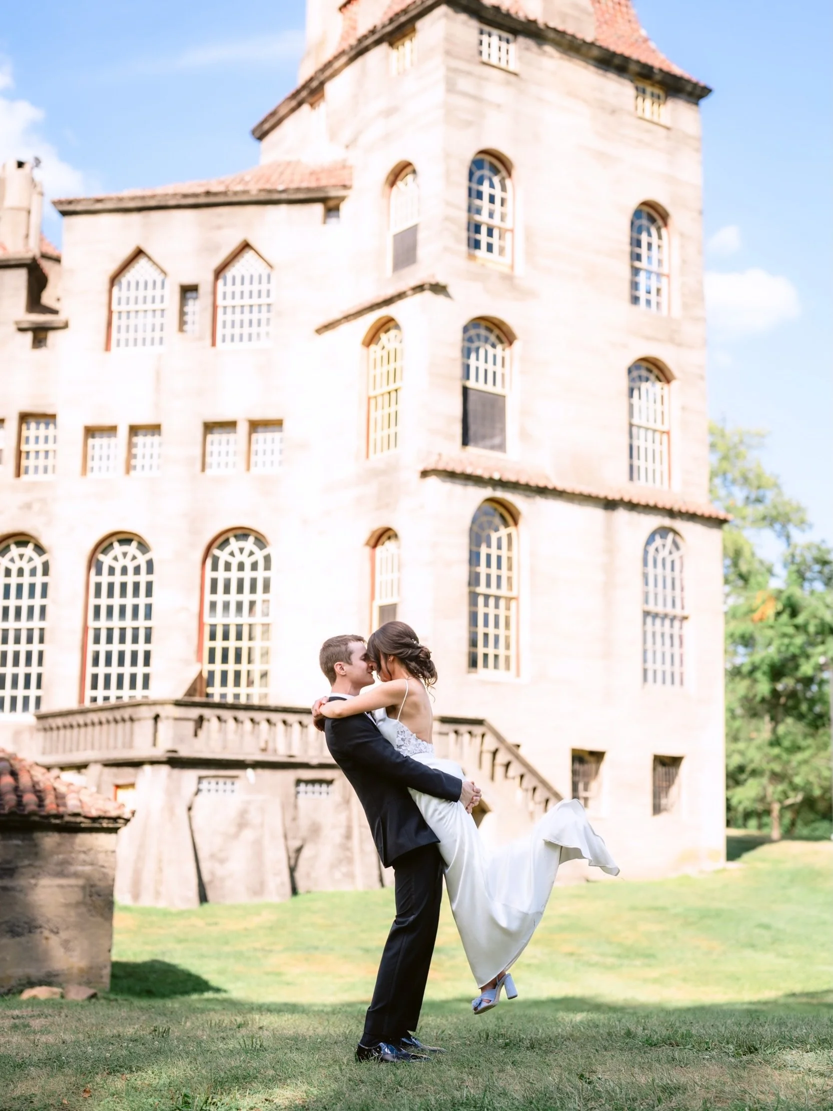 If you want to get married in a real castle, you don&rsquo;t need to fly to Europe. Love big and dream big. 👸 
Venue @fonthillcastleweddings 
.
Couple: Christine &amp; John
Venue by: @jamhospitality
Dress boutique @aliceinivorybridal 
Dress designer