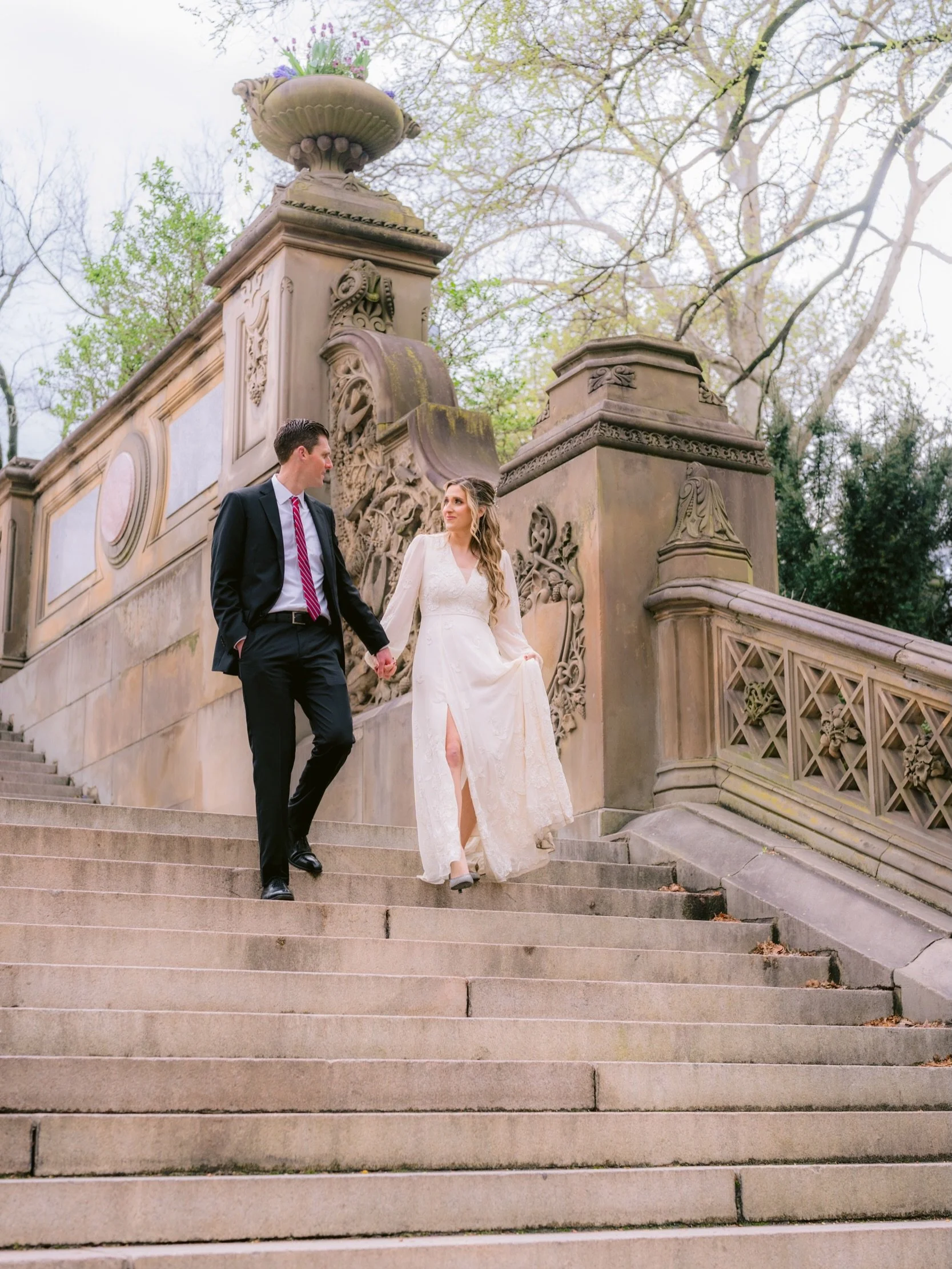 Simple elegance in Central Park&hellip; why not celebrate your love in one of the most iconic spots in the world? 

Location @centralparknyc @centralparkboathouse 
Planner @acentralparkwedding 
Dress @anthropologieweddings 
Makeup @makeupbykatrinanyc
