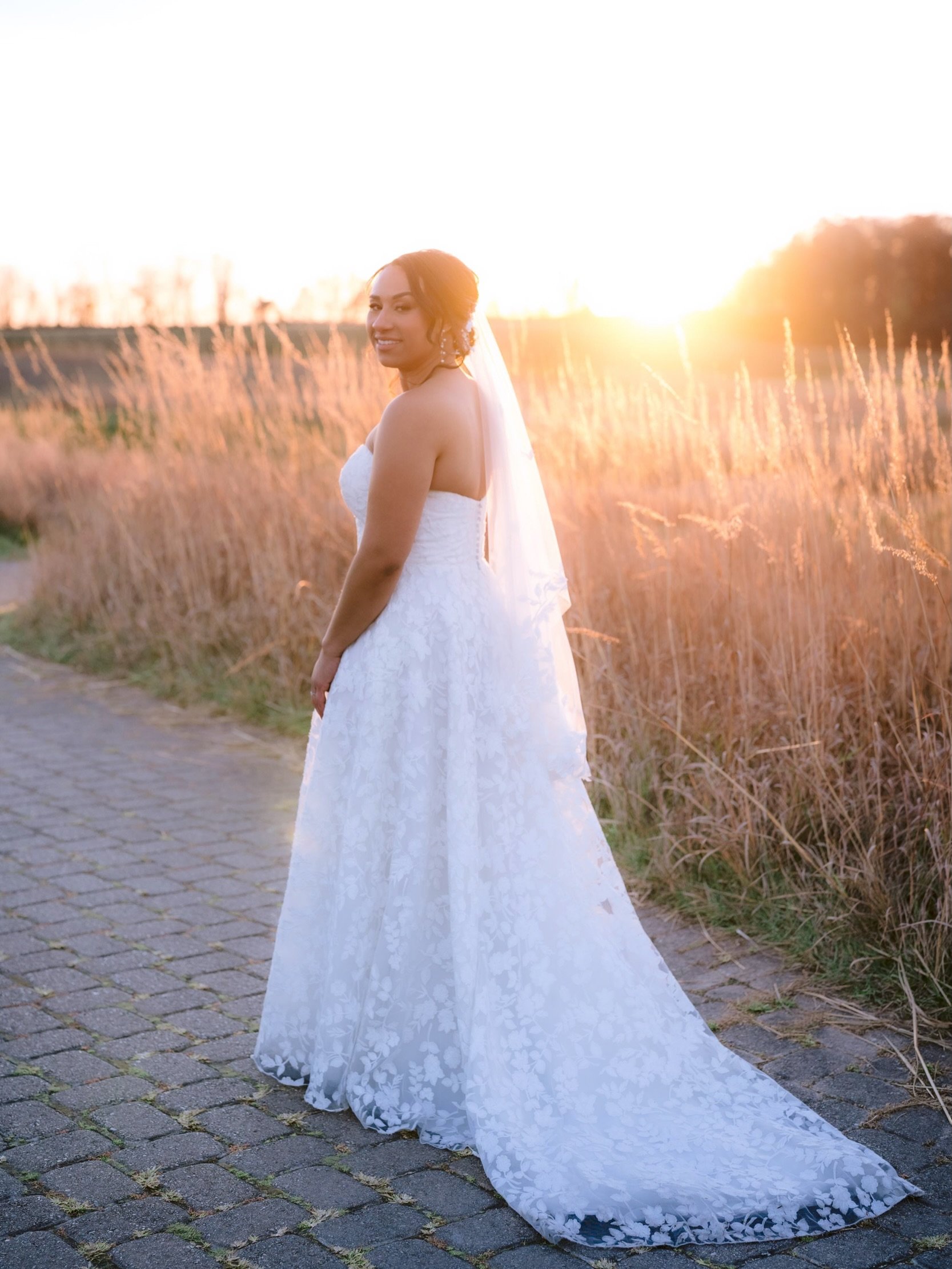 Here to capture all the important life moments, but also here because looking this pretty deserves a thousand pictures.
.
Bride: Linette (and her groom is Alex!)
Venue @ballyowengc @crystalspringsweddings 
Dress @cherishedbridalssampleboutique 
Flori
