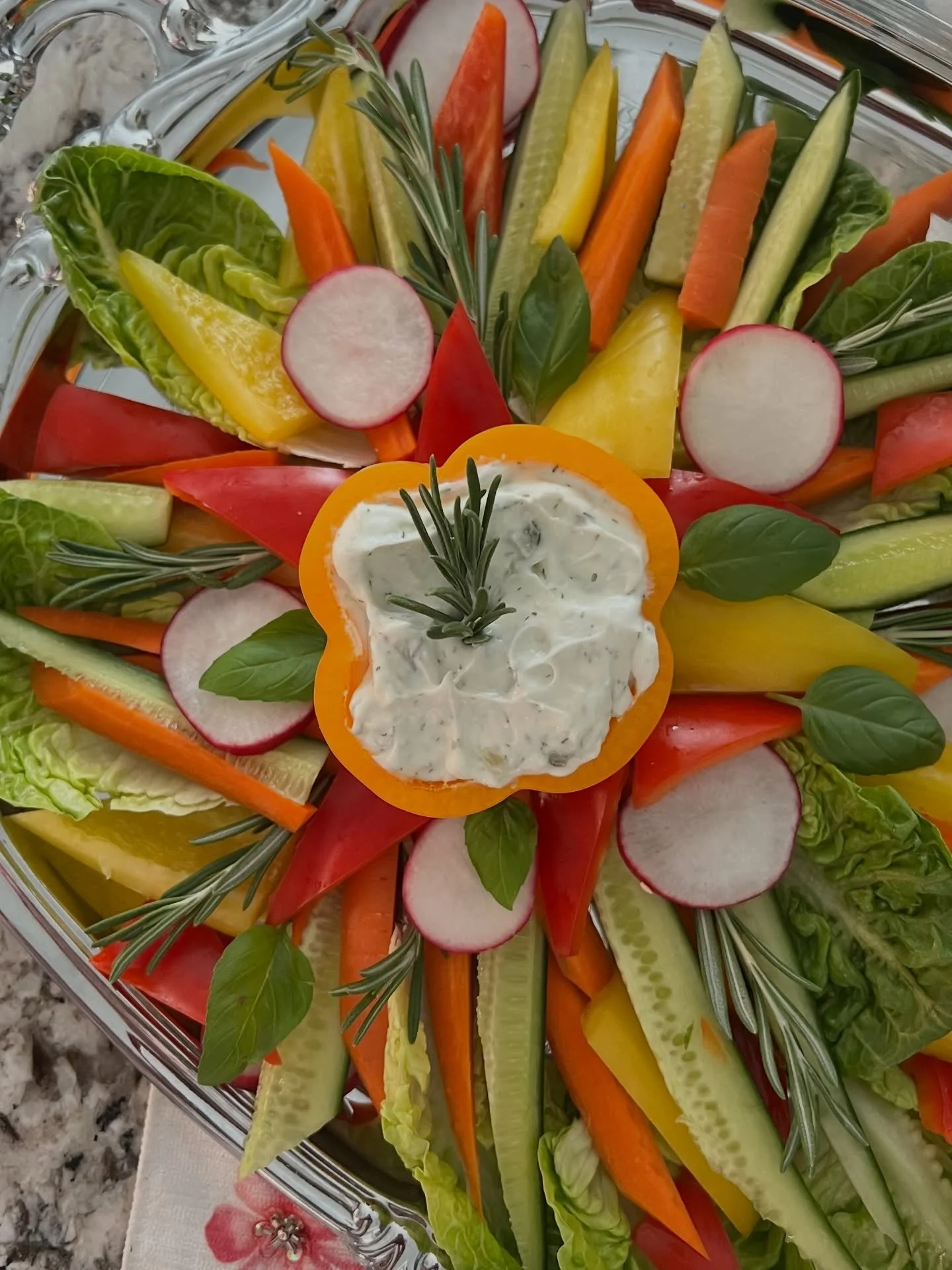 Inspired by Chef @sethboylan &lsquo;s crudit&eacute; masterpiece, this is my first attempt. I carved out a pepper for my dip vessel and I definitely need better knife skills for the carrots.
Come on over veges are served!
&nbsp;
#mybrilliantlifestyle