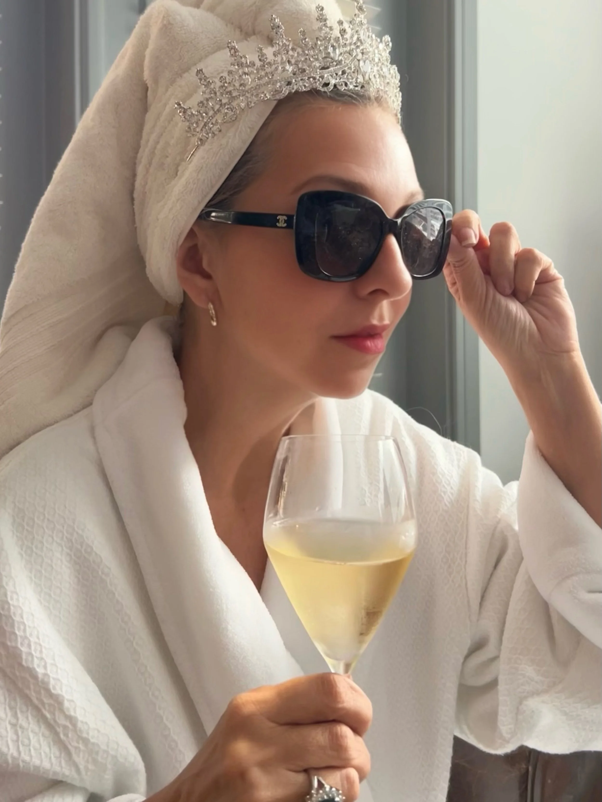 Cheers Lovies 🥂🧖🏼&zwj;♀️👑 
It&rsquo;s #WineWednesday 

#MyBrilliantLifestyle #Champagne #Travel #Wine