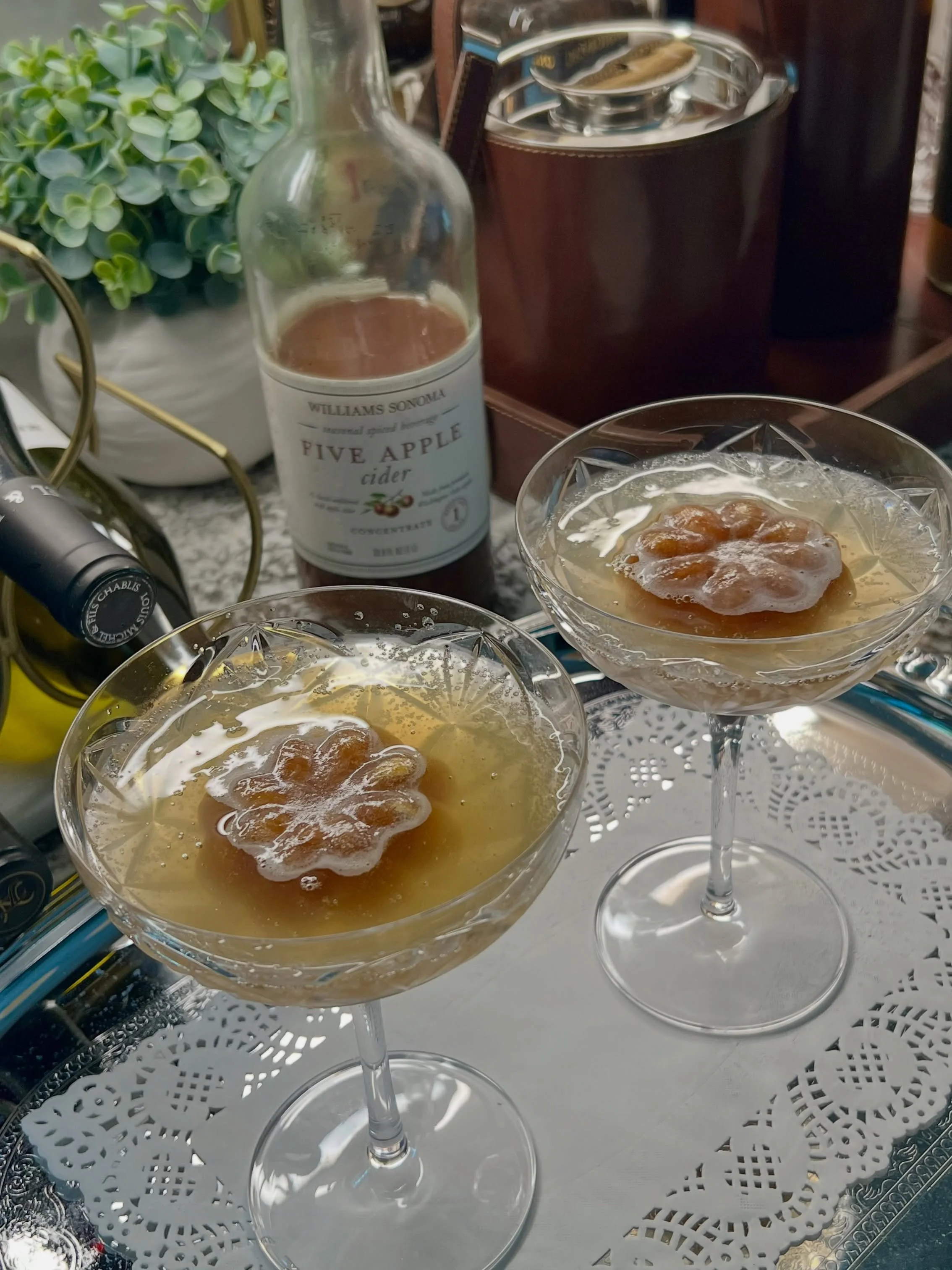 Festive Fall Mimosas with Five Apple Cider and Your Favorite Sparkling Wine. 🍎🍾

Pumpkin Ice Molds Dusted with Edible Gold Glitter and Filled With Cider Make Memorable Morning Mimosas! Cheers!

#mybrilliantlifestyle #entertaining #cocktails #mimosa