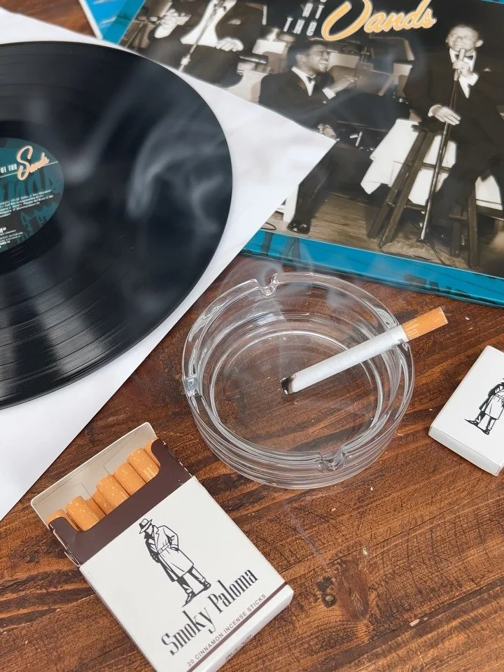 Cinnamon Incense but Sinatra Coded.

Spinning Records, Sipping Cocktails, Smelling Cinnamon.. We are Ready For Fall 
🎙️🚬🥃

Groovy Cinnamon Incense by @smoky_paloma 

#mybrilliantlifestyle #sinatra #smokypaloma #entertaining #theratpack