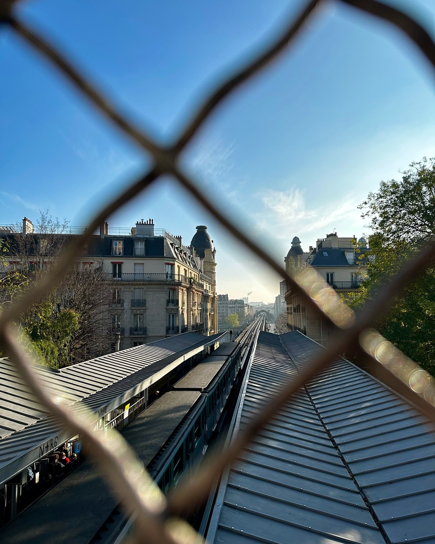 Petits clich&eacute;s parisiens &ndash; d&rsquo;avant et d&rsquo;aujourd&rsquo;hui.
