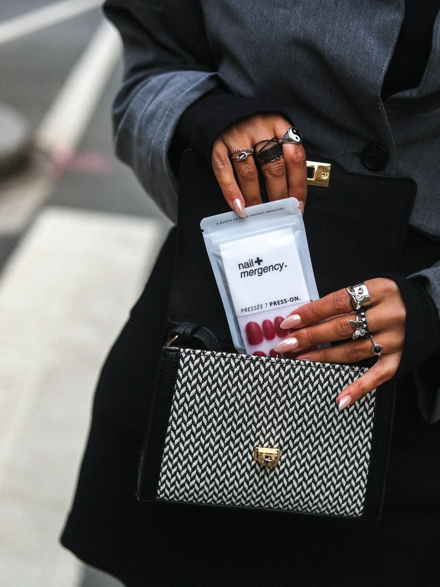 💅🏼 Shooting pour @nailmergency.paris 
🎨 Prod / R&eacute;al / DA : @nailmergency.paris x @rosalynechapuis
📸 Photos : @rosalynechapuis
🫶🏼 Mod&egrave;les / Make Up / Outfits : @lara_mdy @mimss.ej @vi_ngyn