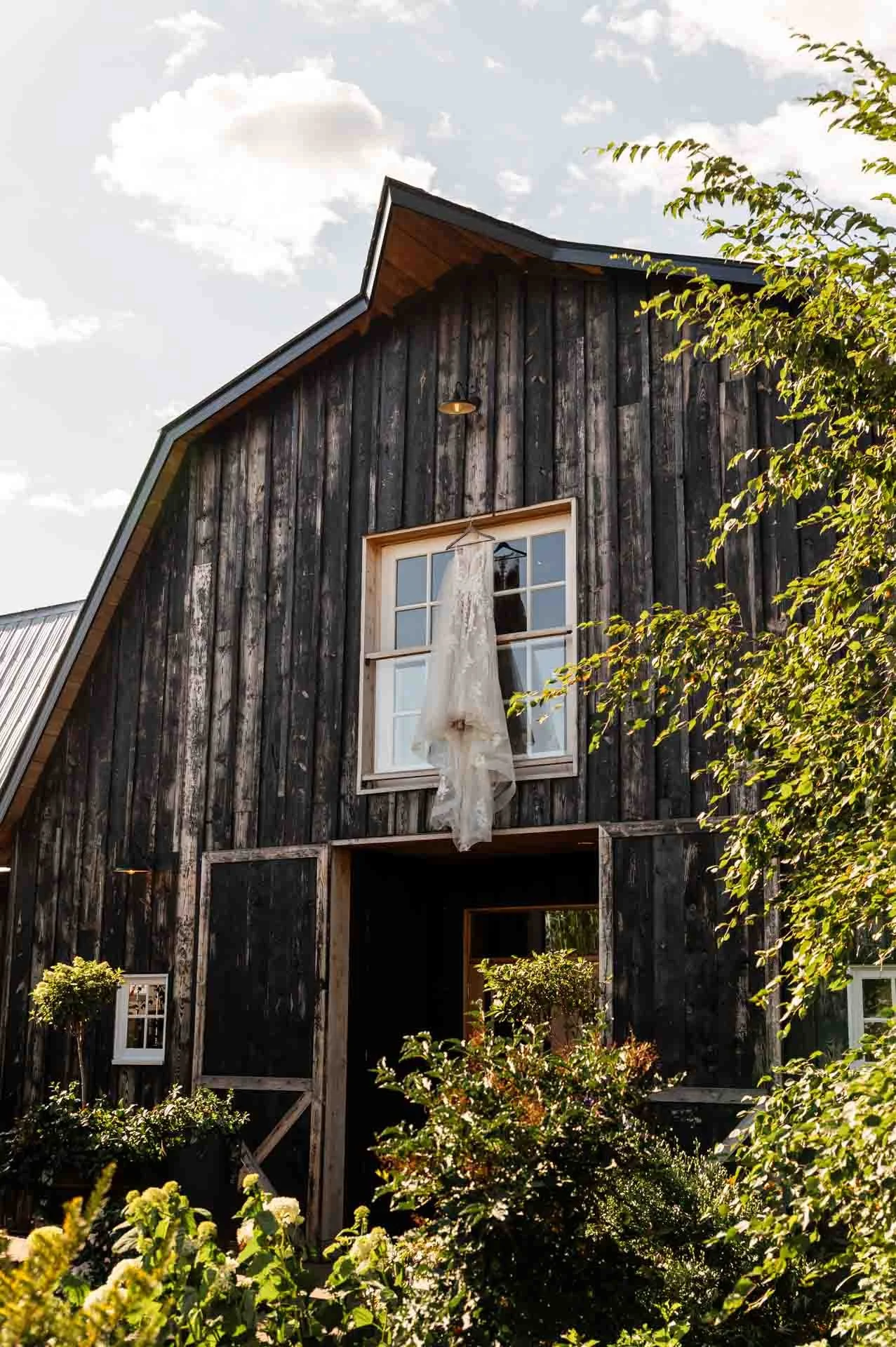 Edmonton-Alberta-Wedding-Engagement-Portrait-Elopement-Photographer-Black-Barn-Wedding-Venue-Sarah-Nick-22.jpg