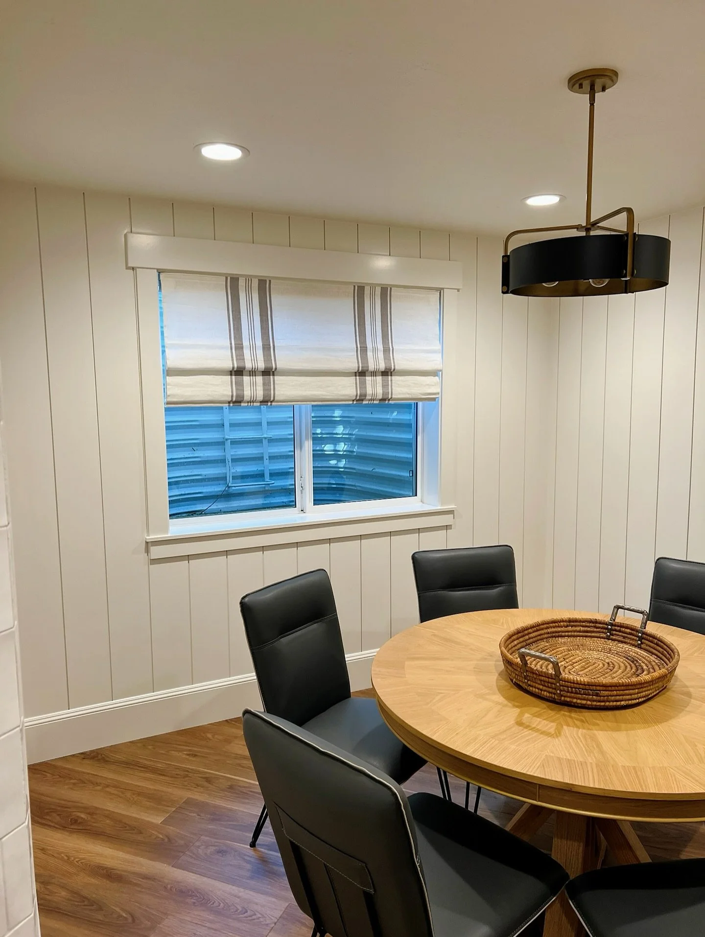 ✨Roman shades do it all

Whether it&rsquo;s your whole home or a couple statement pieces for your windows, our custom roman shades will help you find a balance of privacy and elegance✨