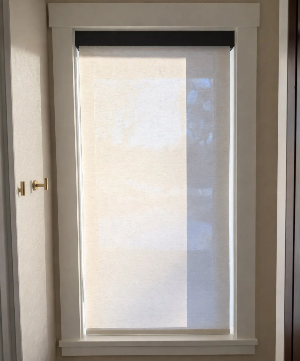 It&rsquo;s the details you don&rsquo;t see that matter the most,
A sleek black fascia that frames the window, hides motorization and delivers a seamless built in look 🙌🏻