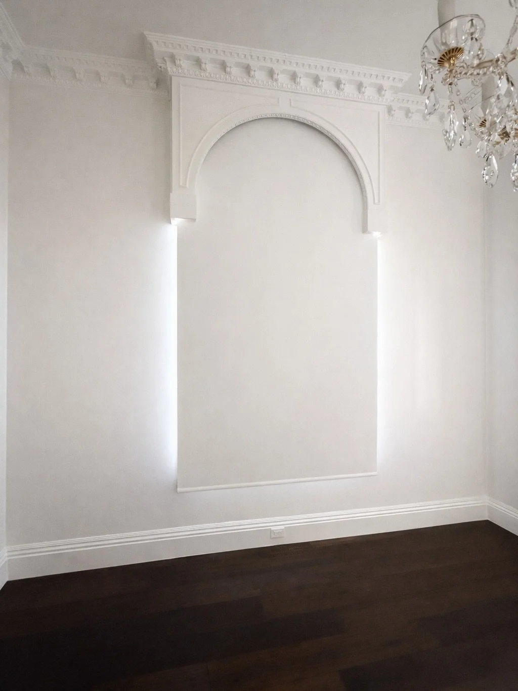 Beautiful light filtering shades to match this home perfectly! Concealed boxes installed in the beginning to achieve that seamless look. We have window coverings for all window shapes and sizes ✨