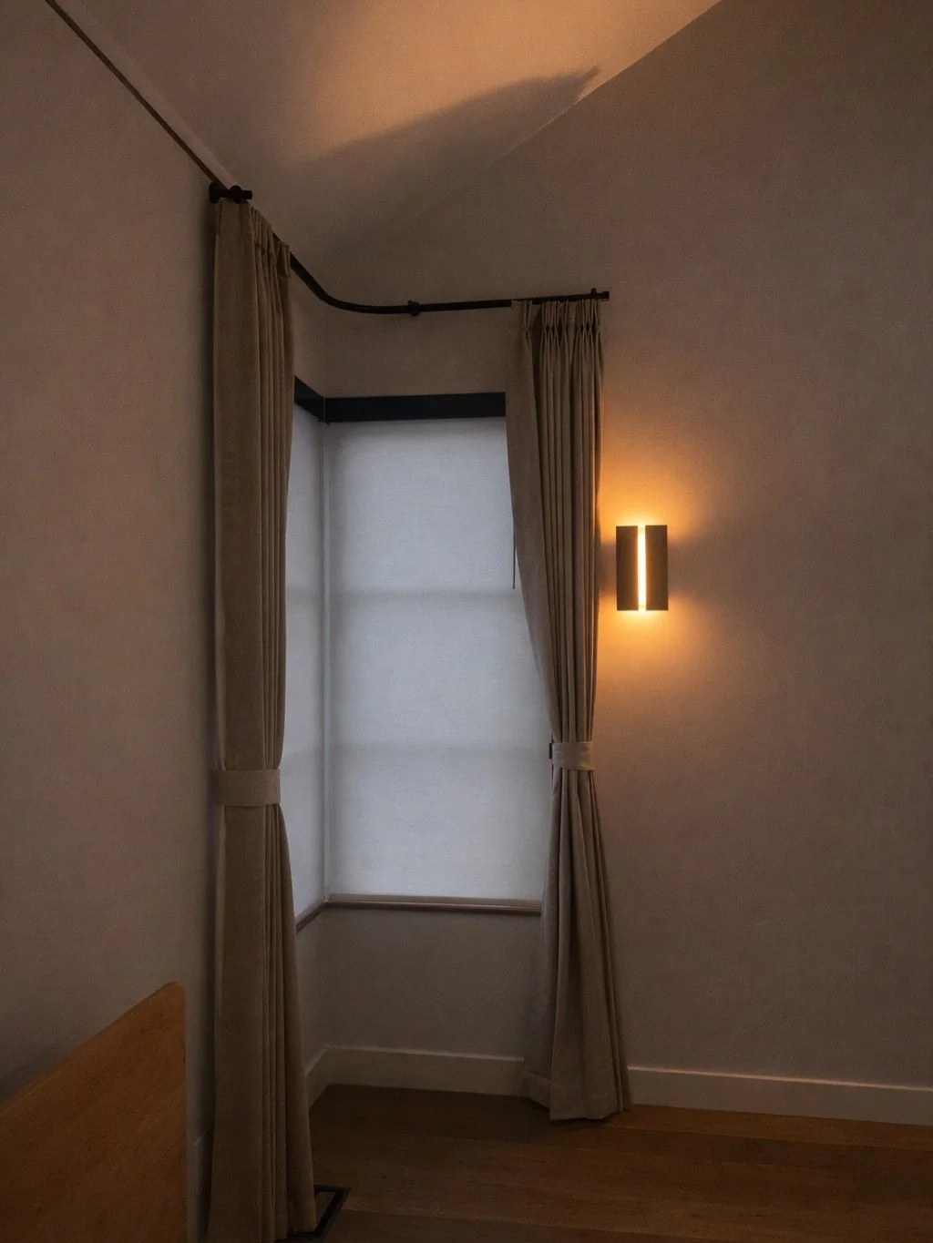 Where light control meets clean design. 
Tailored drapery with a curved rod paired with light-filtering roller shades.✨