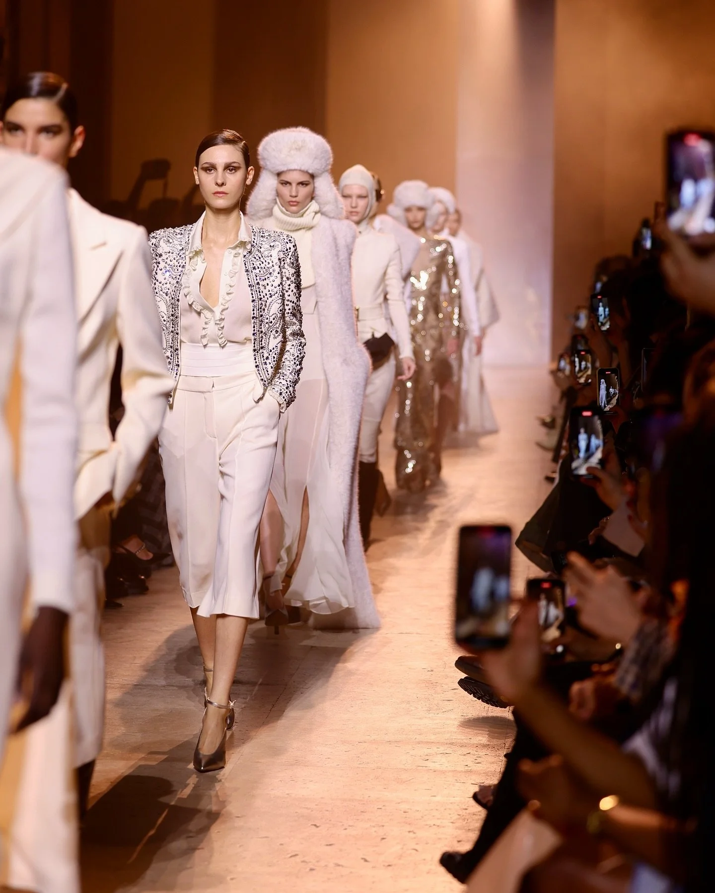 Elie saab show #RTW #FW25-26 @eliesaabworld @eliesaabjr 🪄