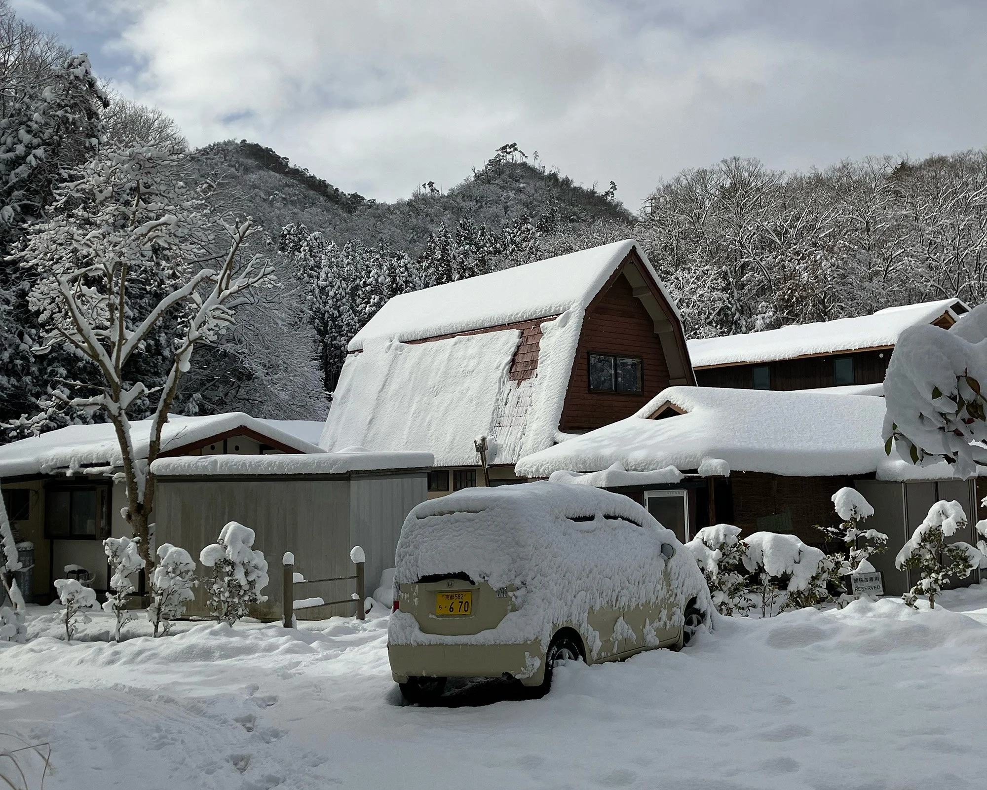 A New Roof for Dhamma Bhanu in Japan:
At Dhamma Bhanu in Japan, the male Assistant Teacher cottage, a building nearly 40 years old, was showing the signs of anicca. Its deteriorating roof presented an opportunity for the community to help.
To ensur