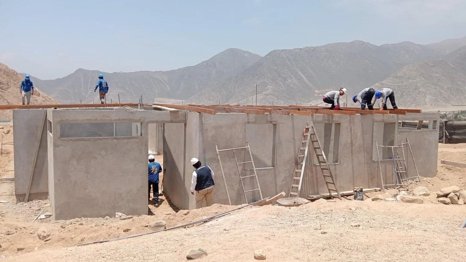 In the desert of Cieneguilla, Peru, Dhamma is flourishing:
We are happy to share that Dhamma Suriya has successfully completed a new male dormitory, finalizing the first stage of its master plan. With this expansion, the center can now serve 48 stu