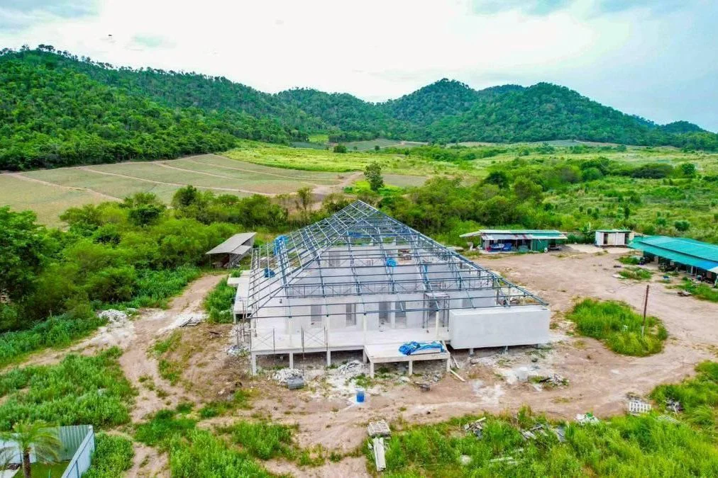 A New Dhamma Hall Rises at Dhamma Paṭhavī, Thailand:

Dhamma Paṭhavī, meaning &quot;Soil of Dhamma,&quot; is situated on 12 acres of a former pineapple plantation in Thailand&rsquo;s Phetchaburi province. The tranquil surroundings, with agricultural 