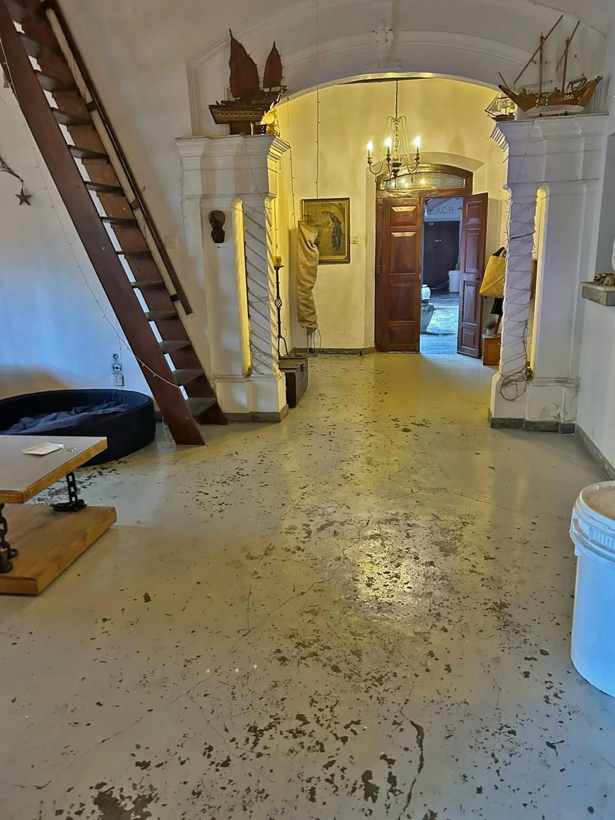 Dhamma Samudaya - Meditation hall in need for renovation, mats and cushions. 