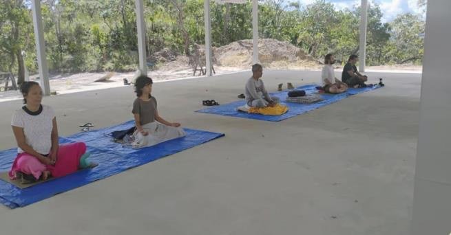 The first group sitting held in the new Dhamma hall.